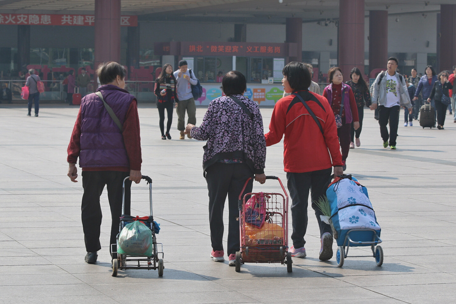 Canon EOS 70D + Canon EF 70-200mm F4L IS USM sample photo. Women back to macau after shopping in mainland china. photography