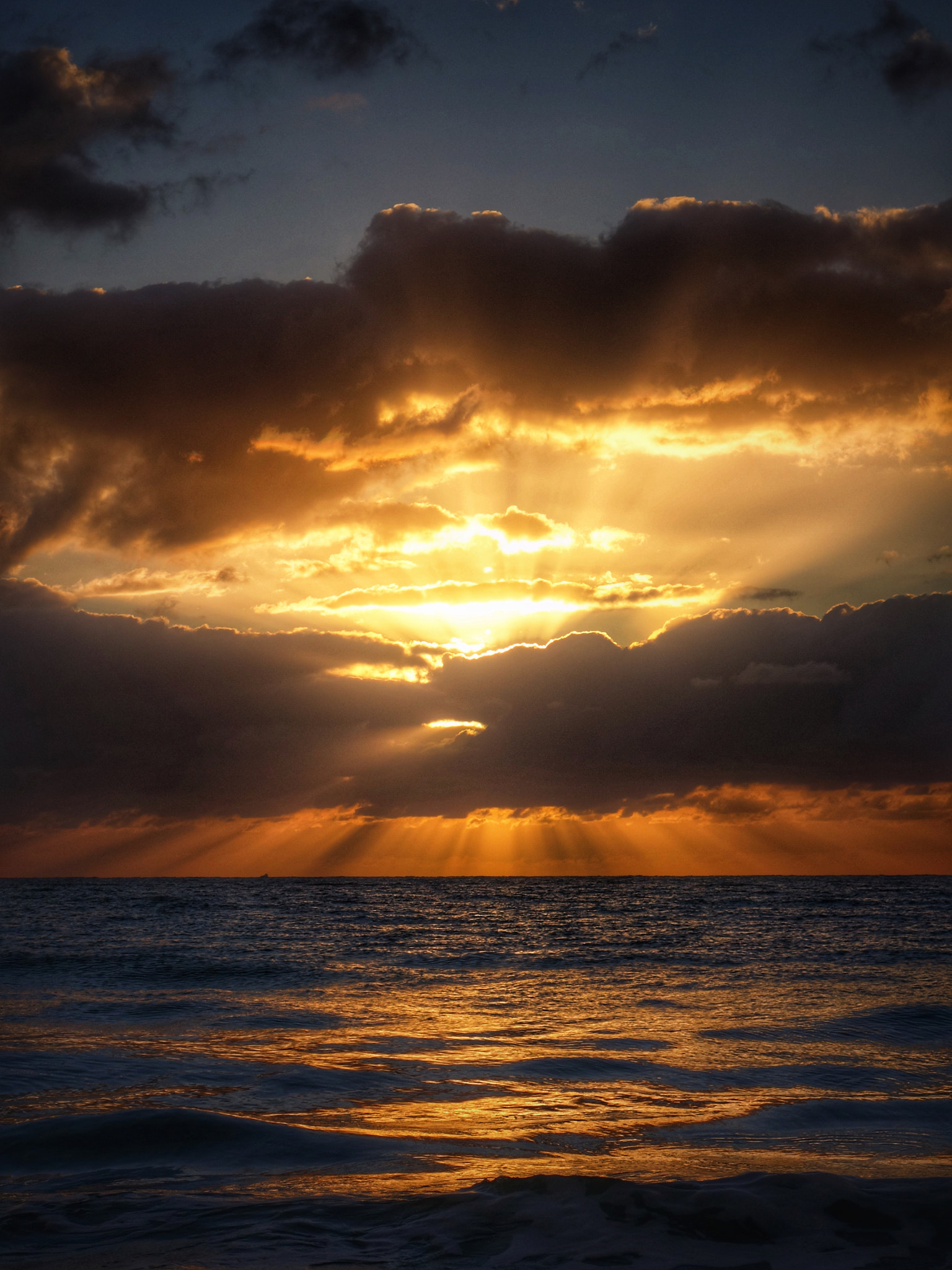 Sony 28-100mm F1.8-4.9 sample photo. Heavenly horizon photography