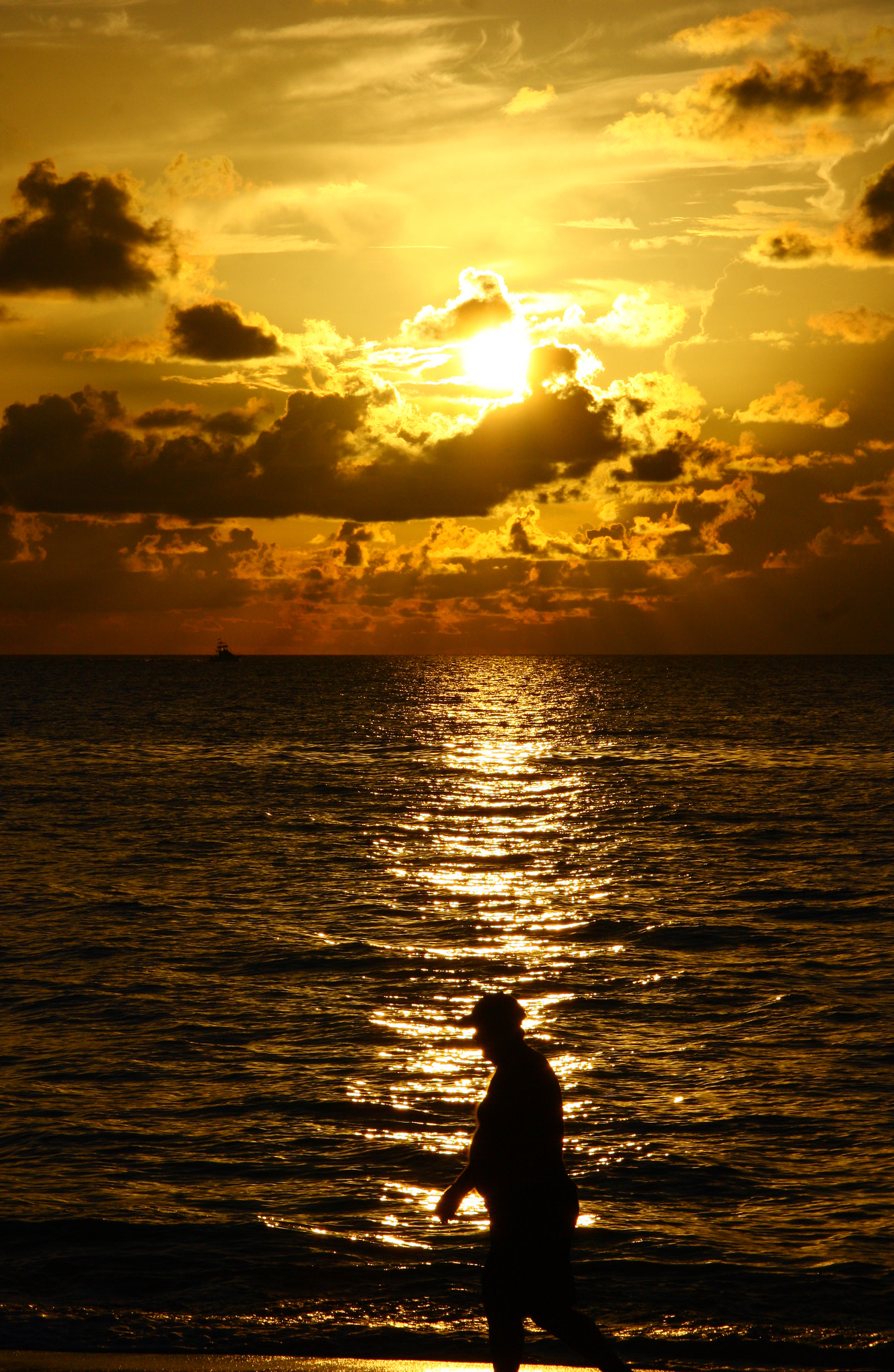Canon EOS 1000D (EOS Digital Rebel XS / EOS Kiss F) sample photo. Sombras al amanecer photography