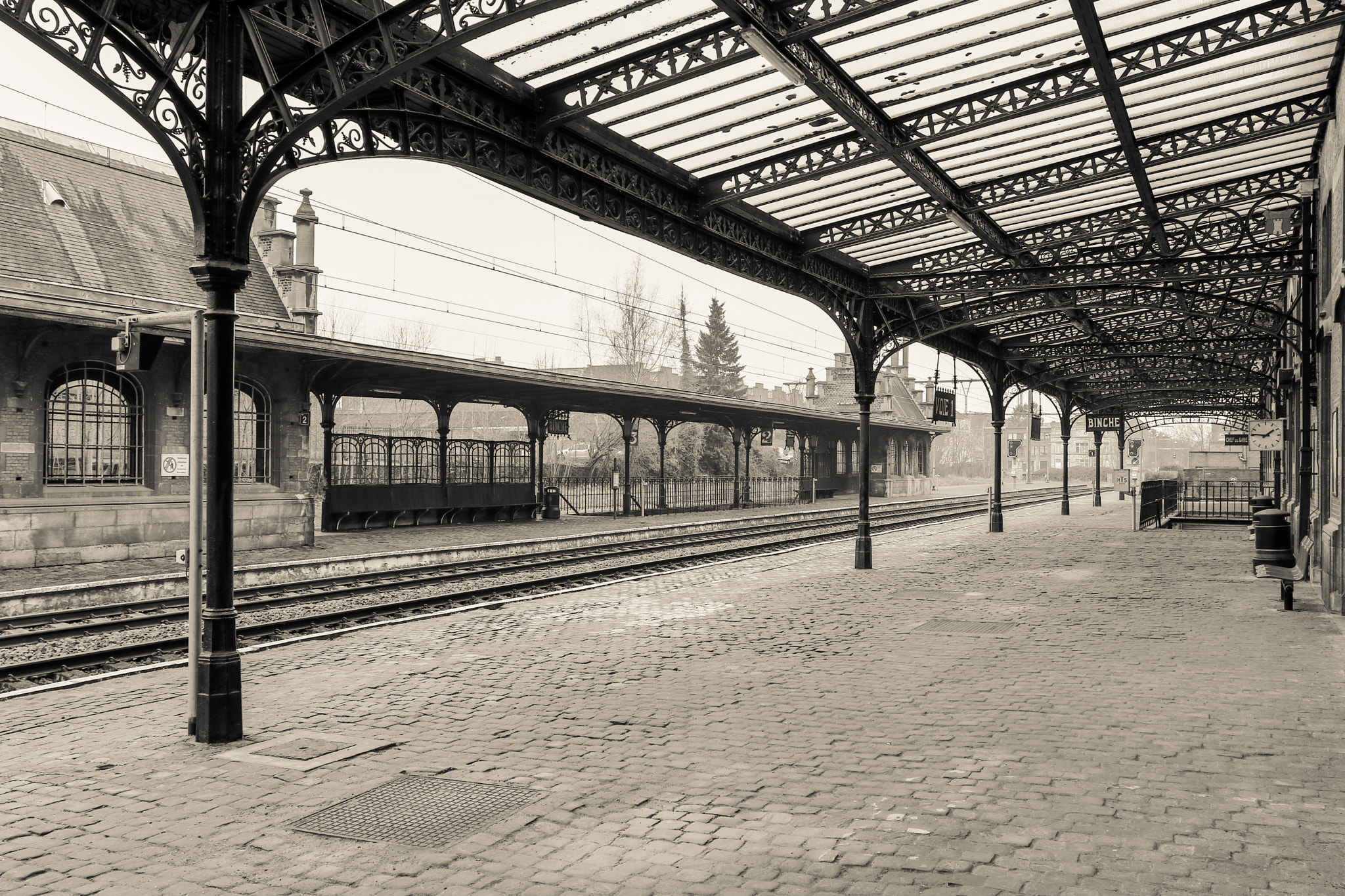 Canon EOS 750D (EOS Rebel T6i / EOS Kiss X8i) + Canon EF 17-40mm F4L USM sample photo. Gare de binche (b) photography