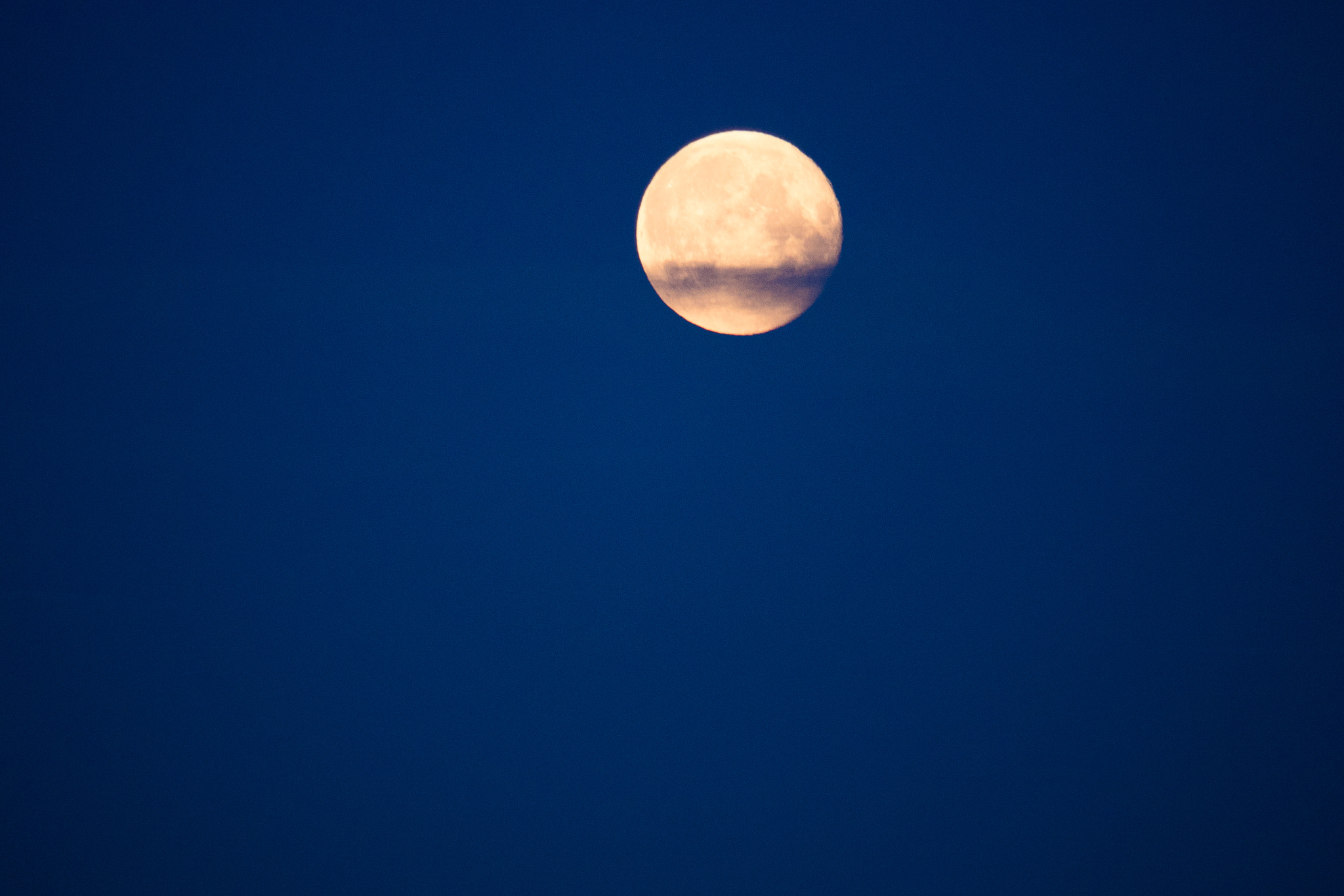 Olympus OM-D E-M5 II + Olympus M.Zuiko ED 75-300mm F4.8-6.7 II sample photo. Clouds on the moon photography