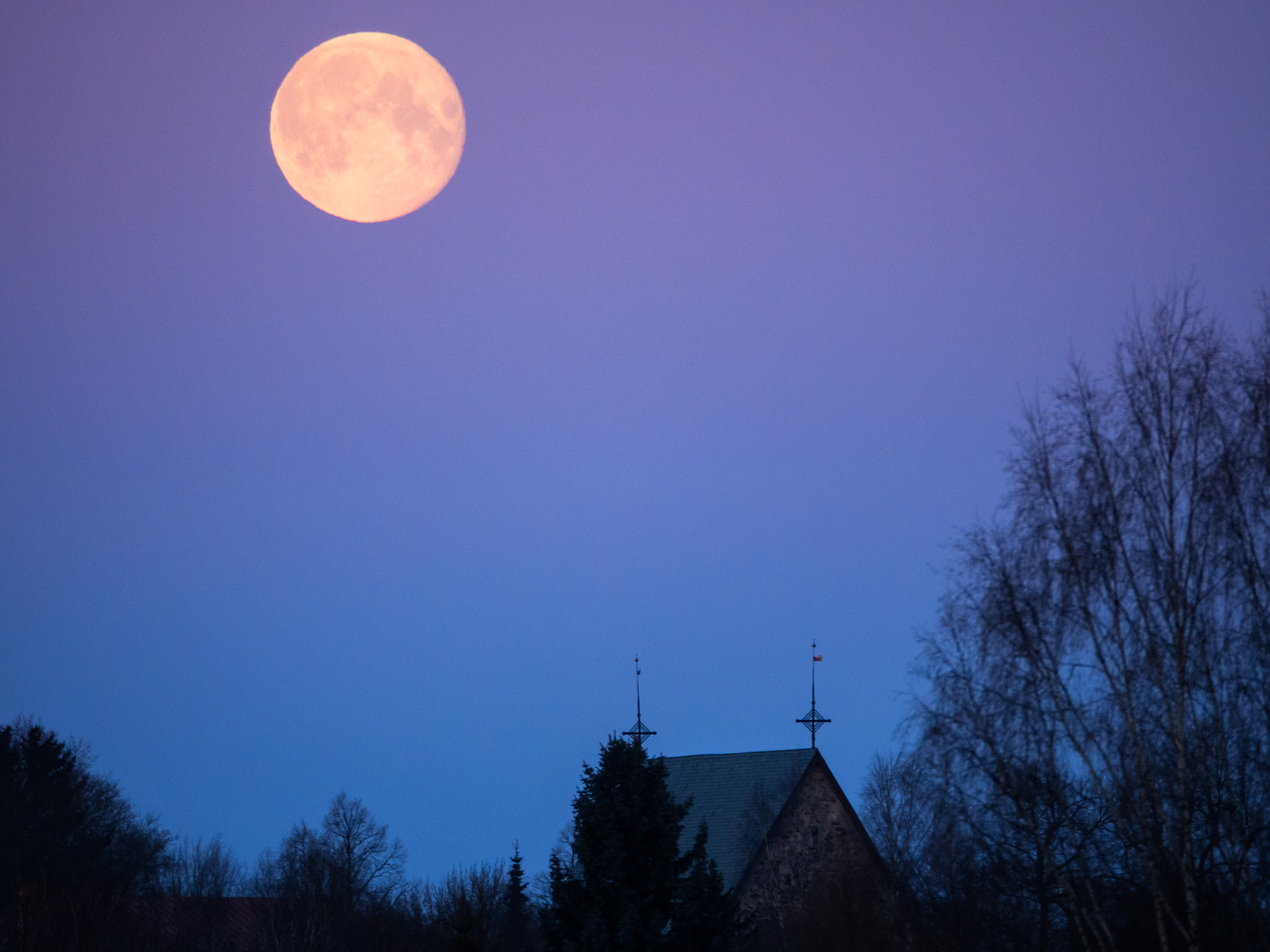 Olympus OM-D E-M5 II sample photo. Red moon over st. catharine's church photography