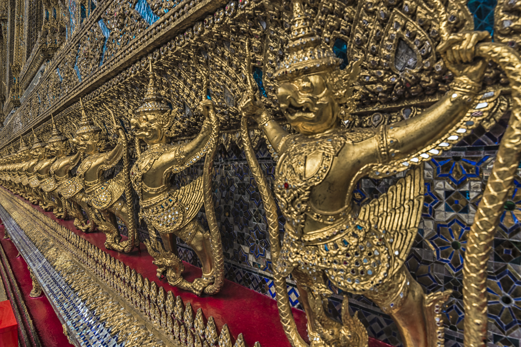 Samyang 14mm F2.8 ED AS IF UMC sample photo. Gold sculptures photography