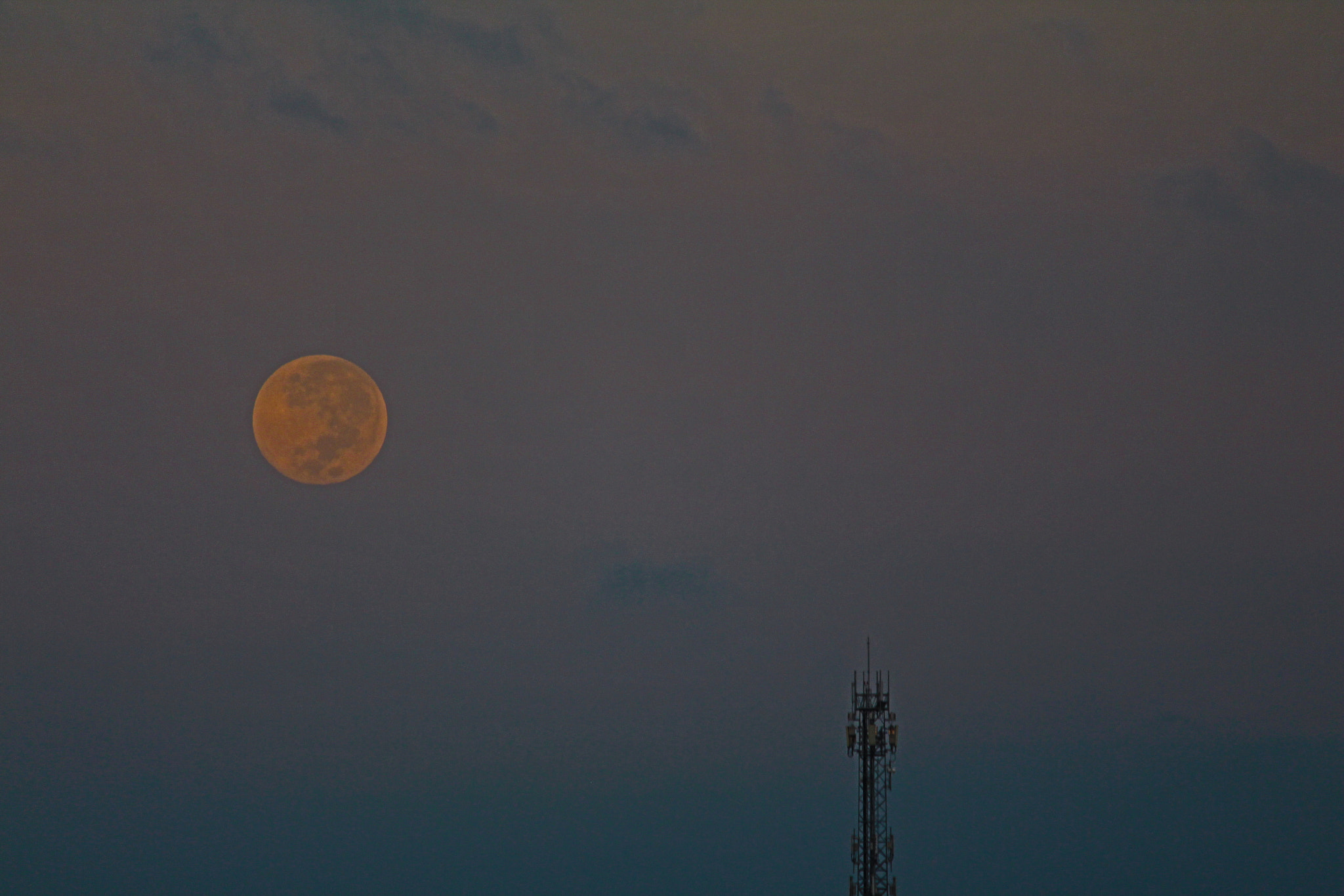 Canon EOS 700D (EOS Rebel T5i / EOS Kiss X7i) sample photo. Full moon at 7 a.m. photography