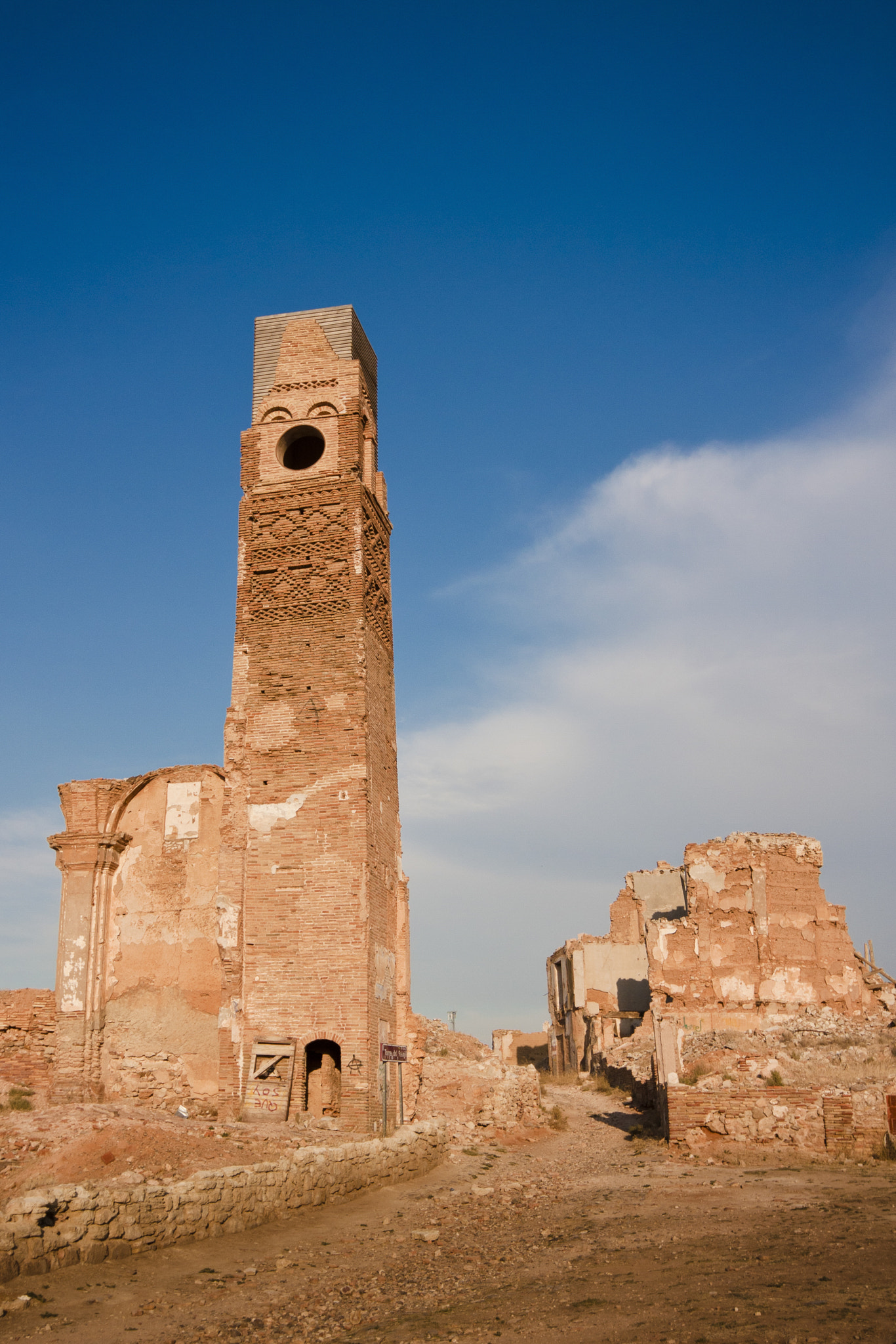 Canon EOS 450D (EOS Rebel XSi / EOS Kiss X2) + Sigma 10-20mm F4-5.6 EX DC HSM sample photo. Old town of belchite photography