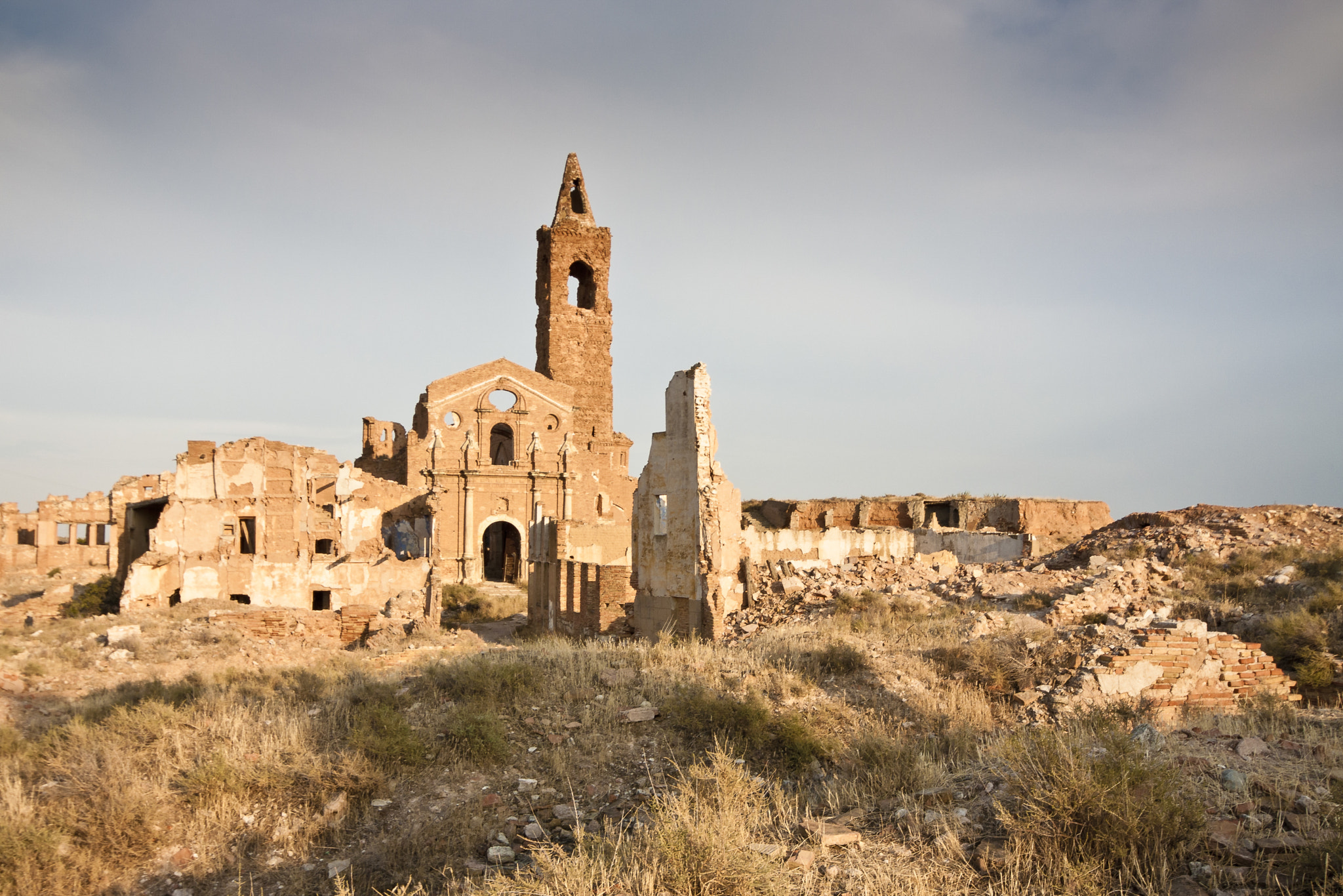 Canon EOS 450D (EOS Rebel XSi / EOS Kiss X2) + Sigma 10-20mm F4-5.6 EX DC HSM sample photo. Old town of belchite photography