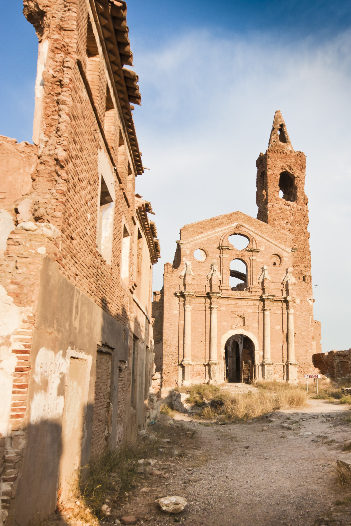 Canon EOS 450D (EOS Rebel XSi / EOS Kiss X2) + Sigma 10-20mm F4-5.6 EX DC HSM sample photo. Old town of belchite photography
