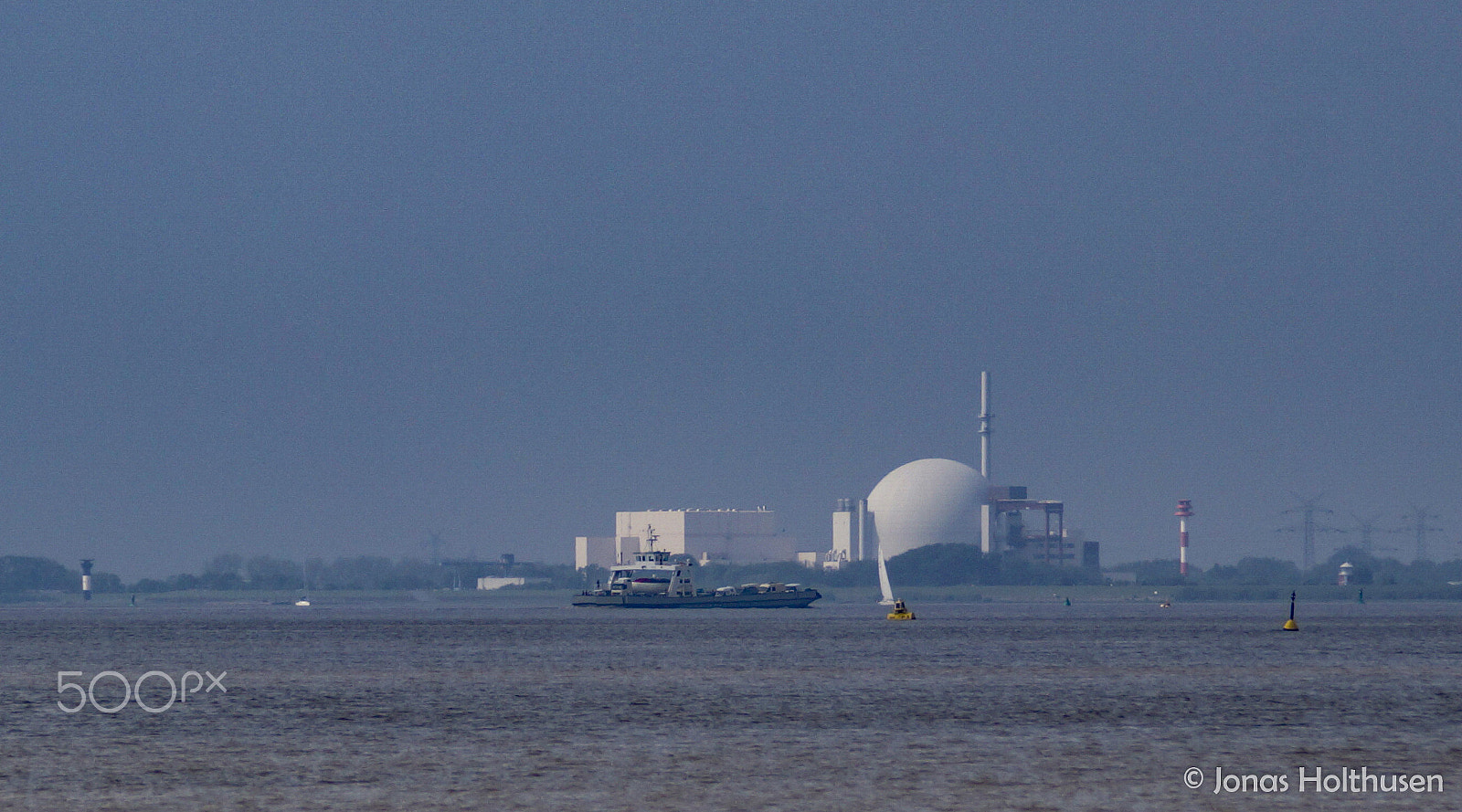 Sony DT 18-200mm F3.5-6.3 sample photo. Ship on elbe photography