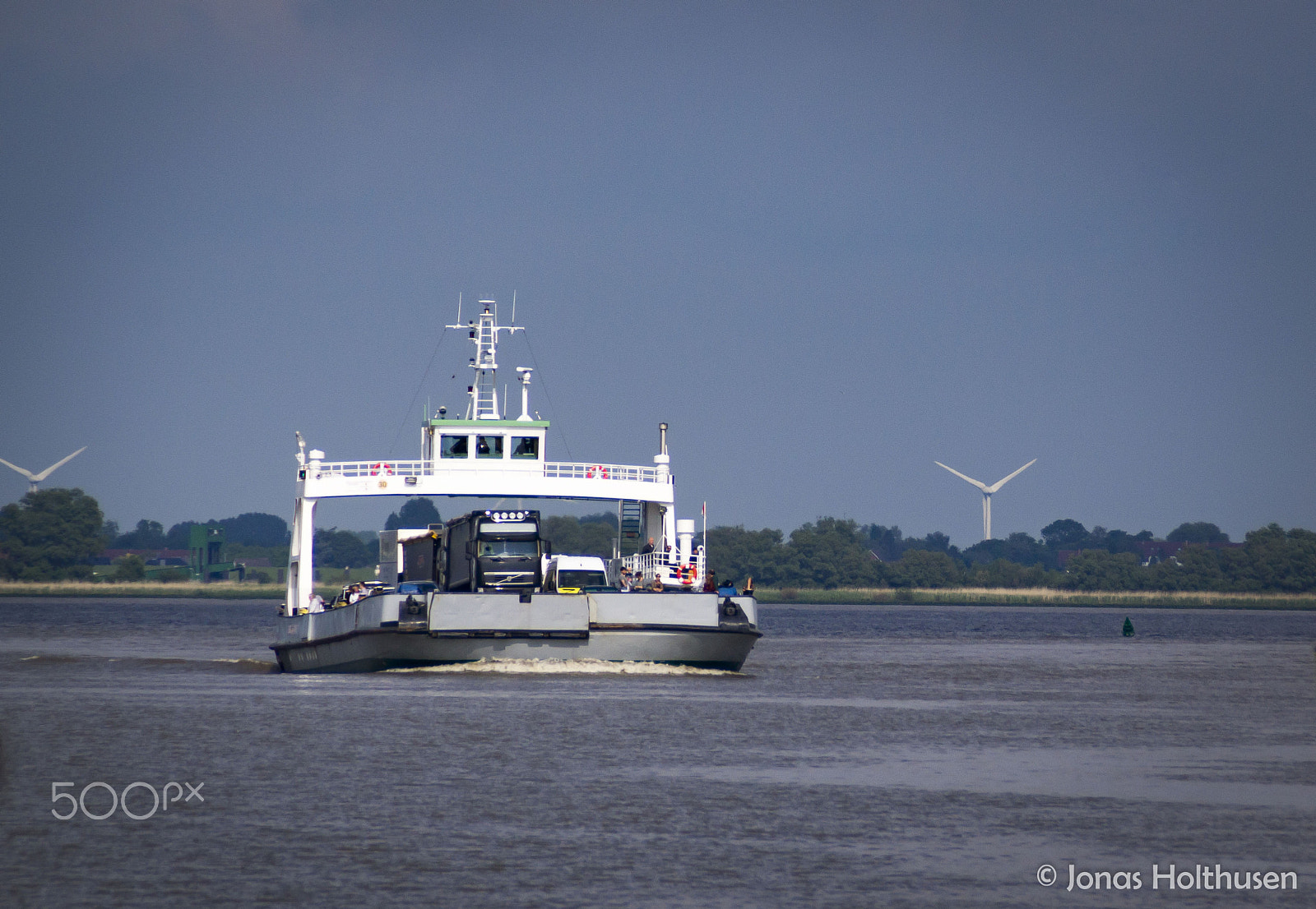 Sony DT 18-200mm F3.5-6.3 sample photo. Ship on elbe photography