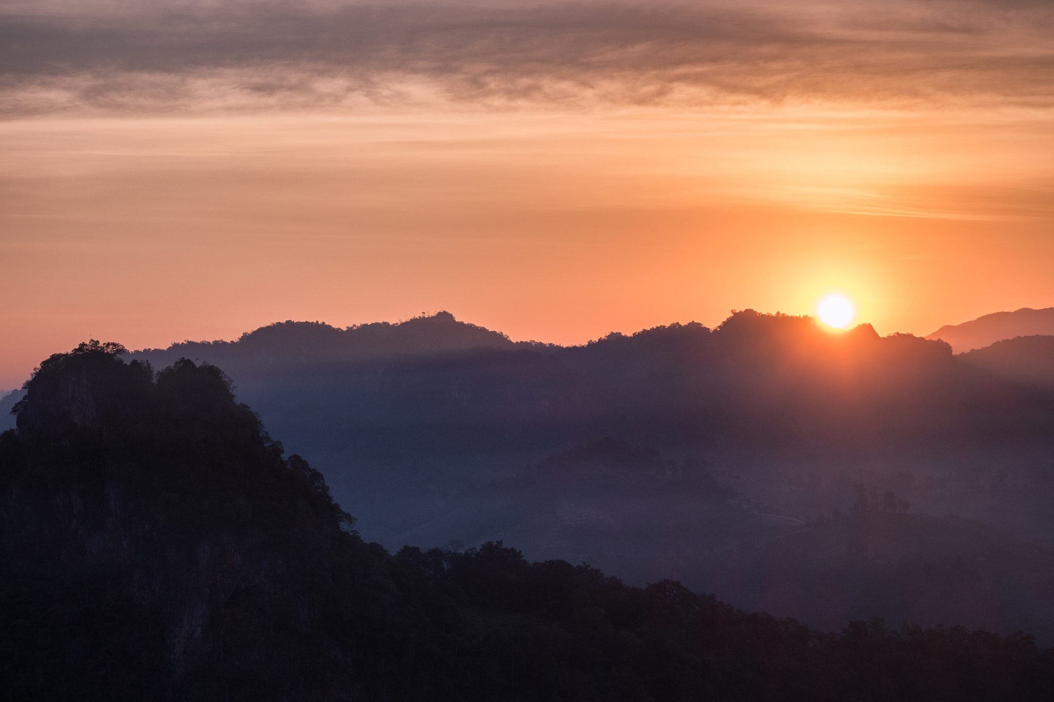 Fujifilm X-E2 + Fujifilm XF 55-200mm F3.5-4.8 R LM OIS sample photo. Sun shining over mountain photography
