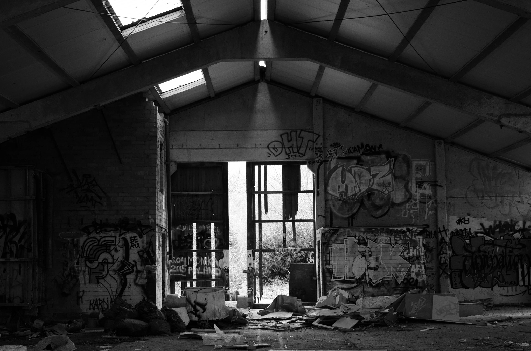 Nikon D7000 + Nikon AF-S Nikkor 35mm F1.4G sample photo. Abandoned shed photography