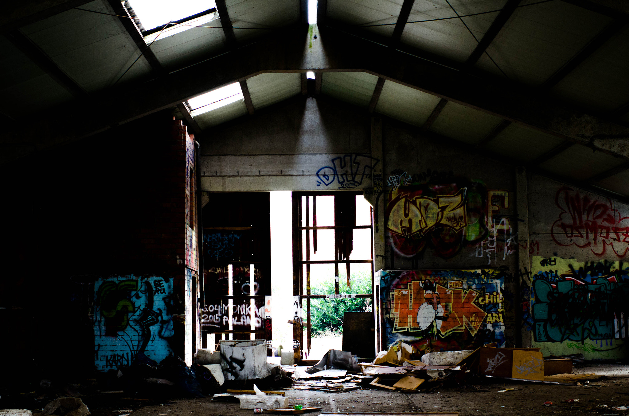 Nikon D7000 + Nikon AF-S Nikkor 35mm F1.4G sample photo. Abandoned shed photography