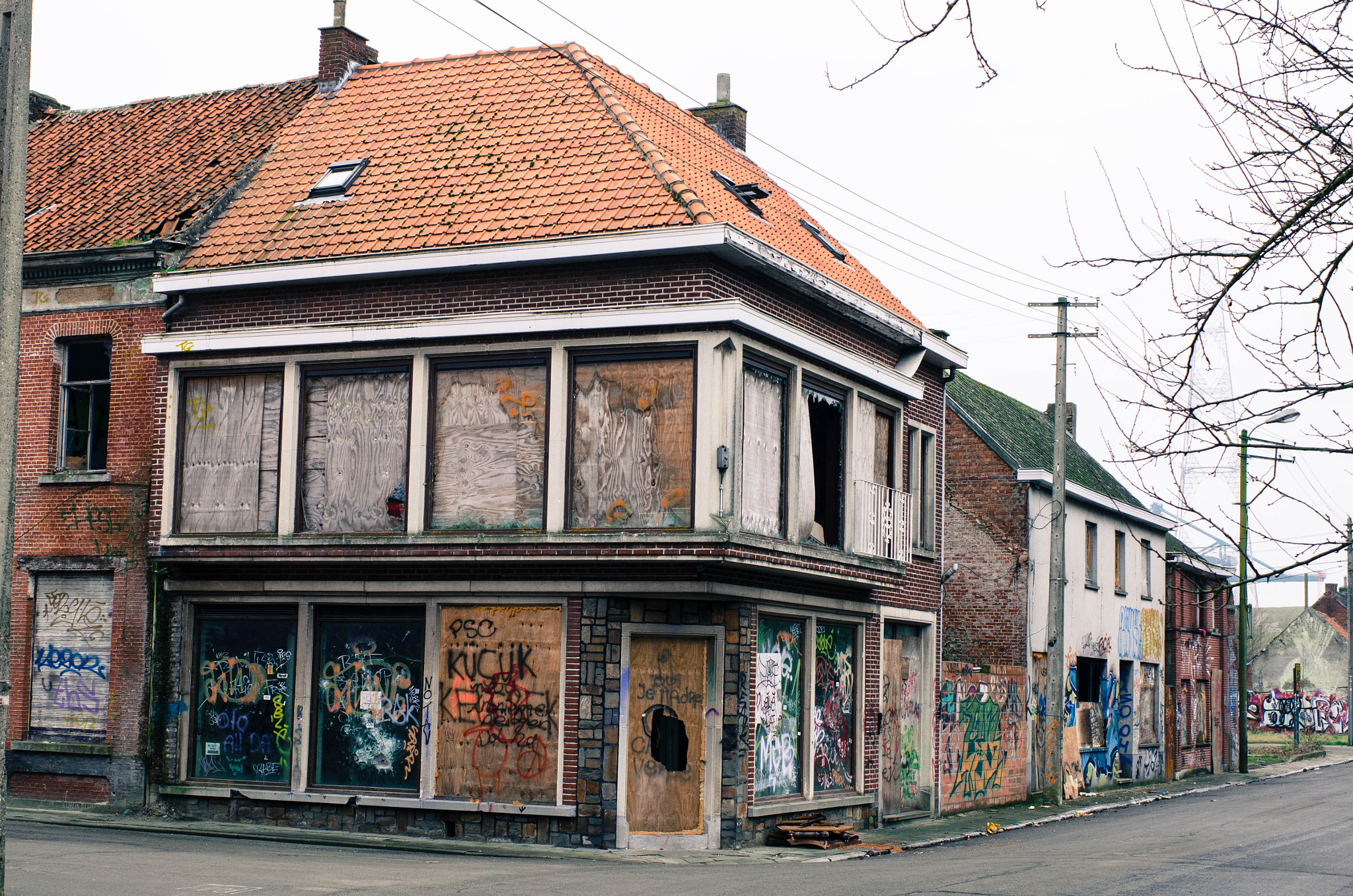 Nikon D7000 + Nikon AF-S Nikkor 35mm F1.4G sample photo. Abandoned building photography