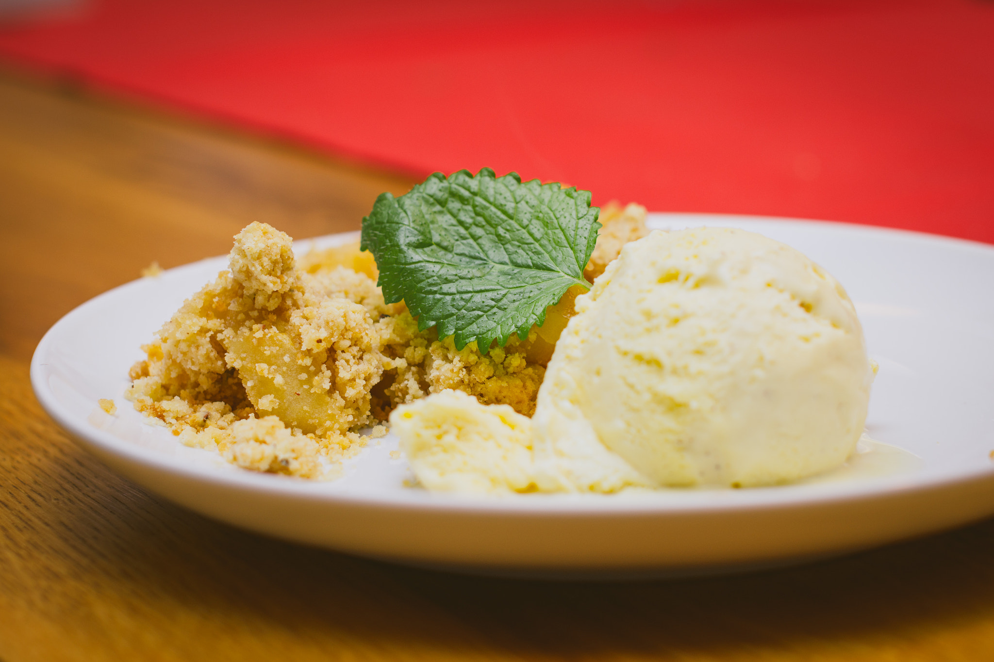 Nikon D7200 + Sigma 50mm F1.4 EX DG HSM sample photo. Apfel crumble mit vanilleeis photography