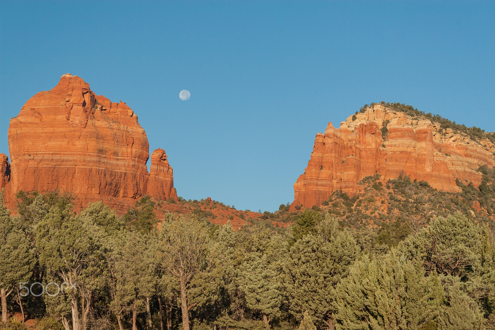Canon EOS 30D + Canon EF-S 18-55mm F3.5-5.6 IS sample photo. Moon over the red rocks photography
