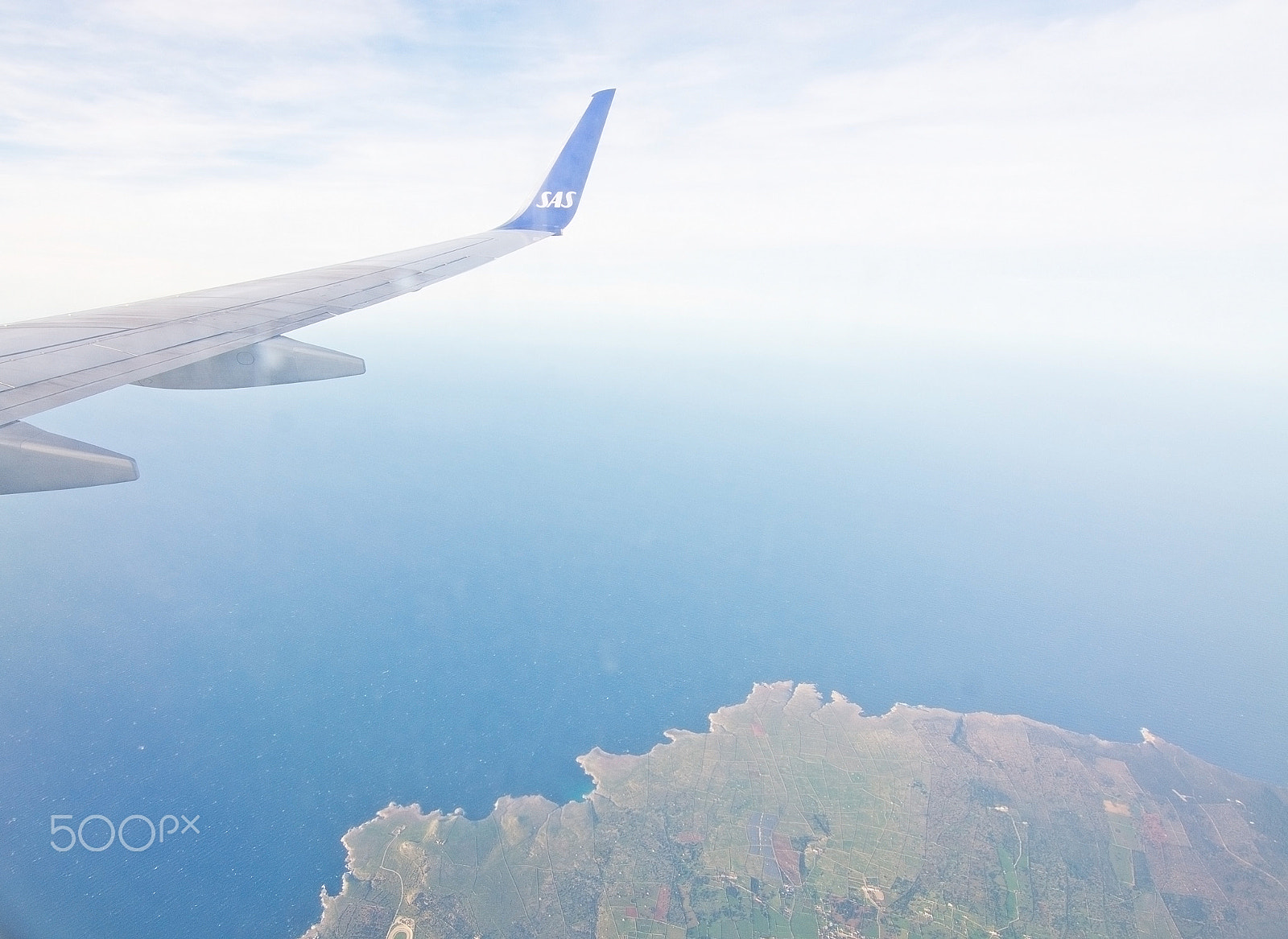 Zeiss Milvus 85mm f/1.4 sample photo. Scandinavian airlines wing over menorca photography