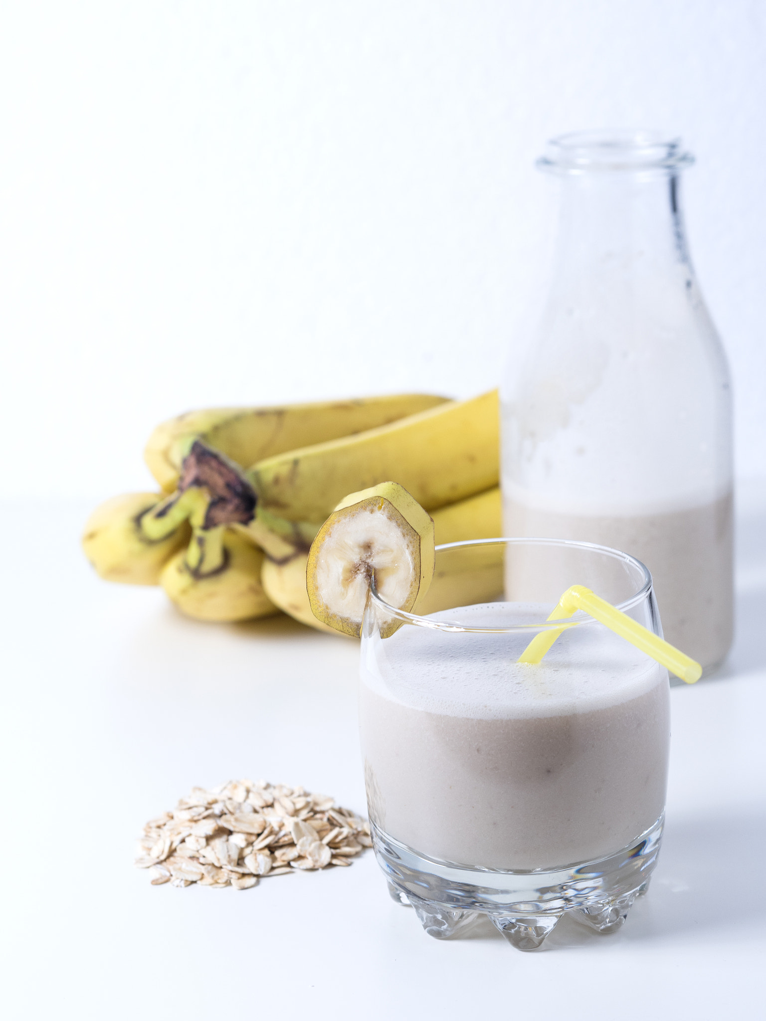 Olympus OM-D E-M5 II + Olympus M.Zuiko Digital 45mm F1.8 sample photo. Bananenmilch, bananenshake, bananencocktail, vegan, hafermilch photography