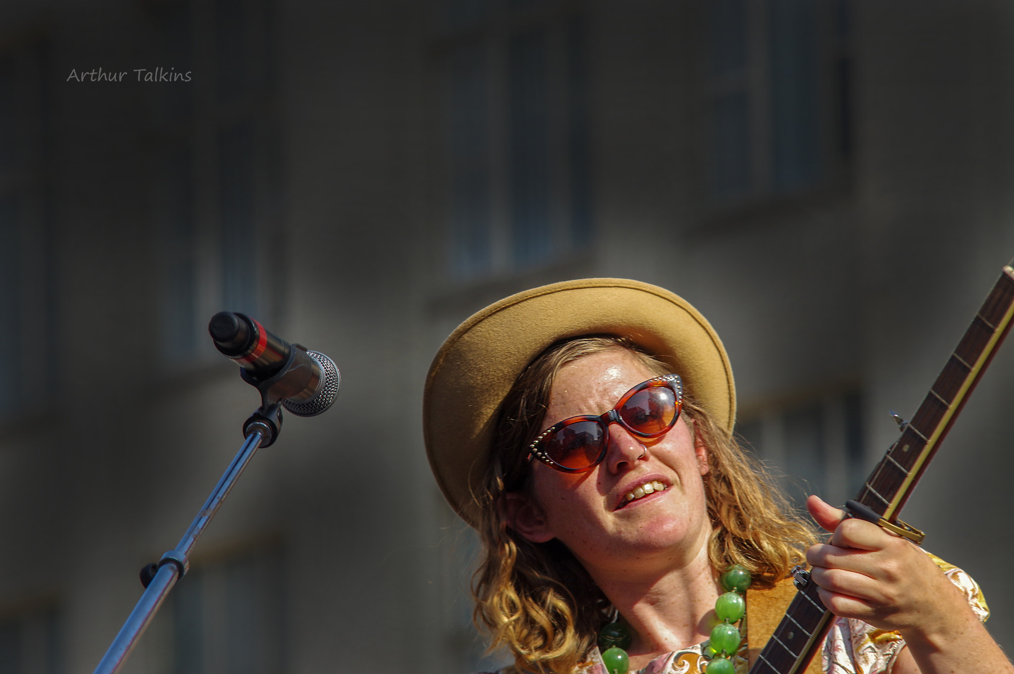 Sigma 70-200mm F2.8 EX DG Macro HSM II sample photo. With light upon her... she sings... photography