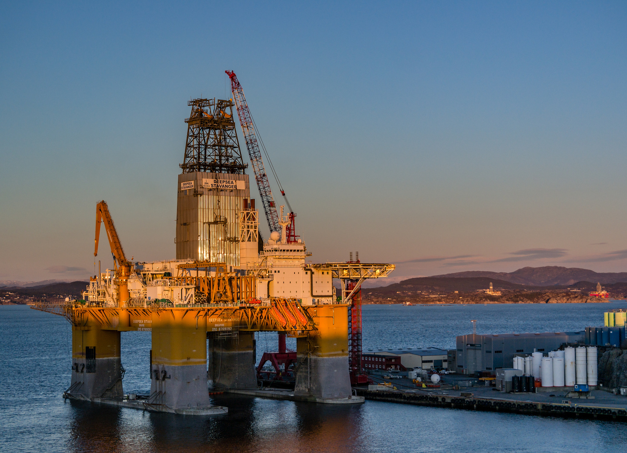 Samsung NX30 + Samsung NX 18-55mm F3.5-5.6 OIS sample photo. "oil rig in sunset" photography