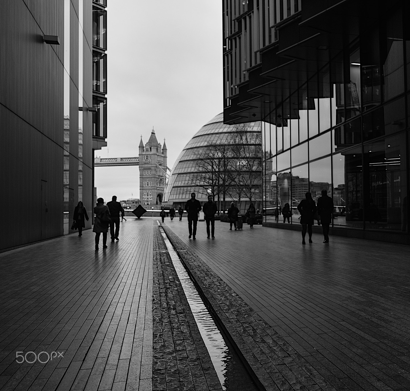 Fujifilm X-Pro2 + Fujifilm XF 18-55mm F2.8-4 R LM OIS sample photo. A stroll towards tower bridge, london, uk photography