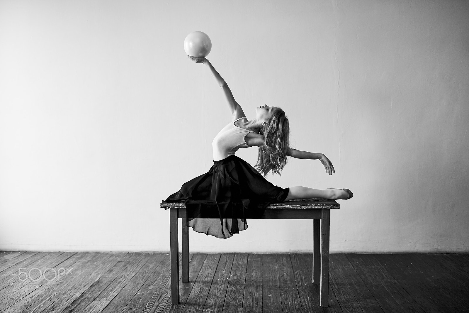 Canon EF 35mm F1.4L II USM sample photo. Girl with rg ball photography