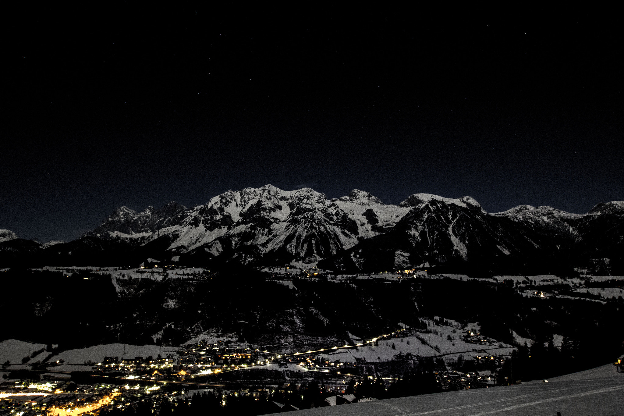 Canon EOS 550D (EOS Rebel T2i / EOS Kiss X4) + Canon EF 16-35mm F2.8L II USM sample photo. Dachstein by night photography