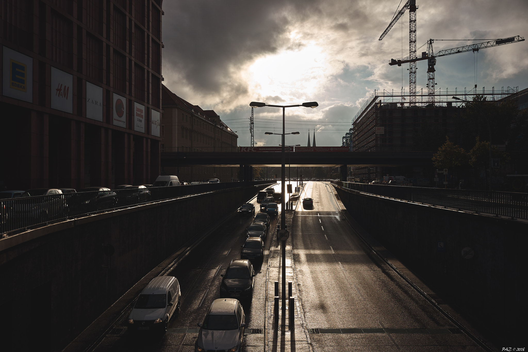 Sony FE 28mm F2 sample photo. Streetlight photography