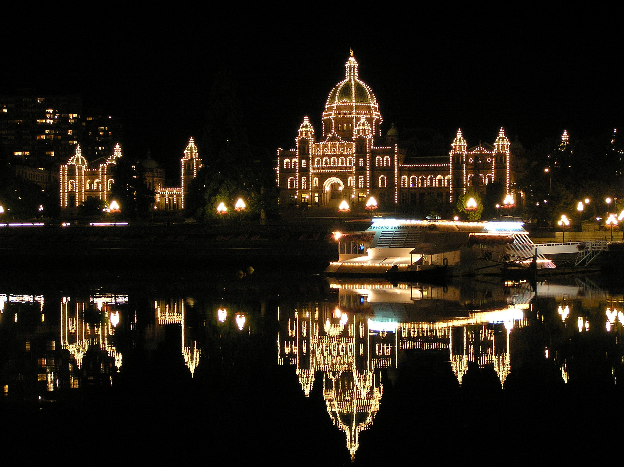 Olympus C770UZ sample photo. Parliament building at night from pier photography