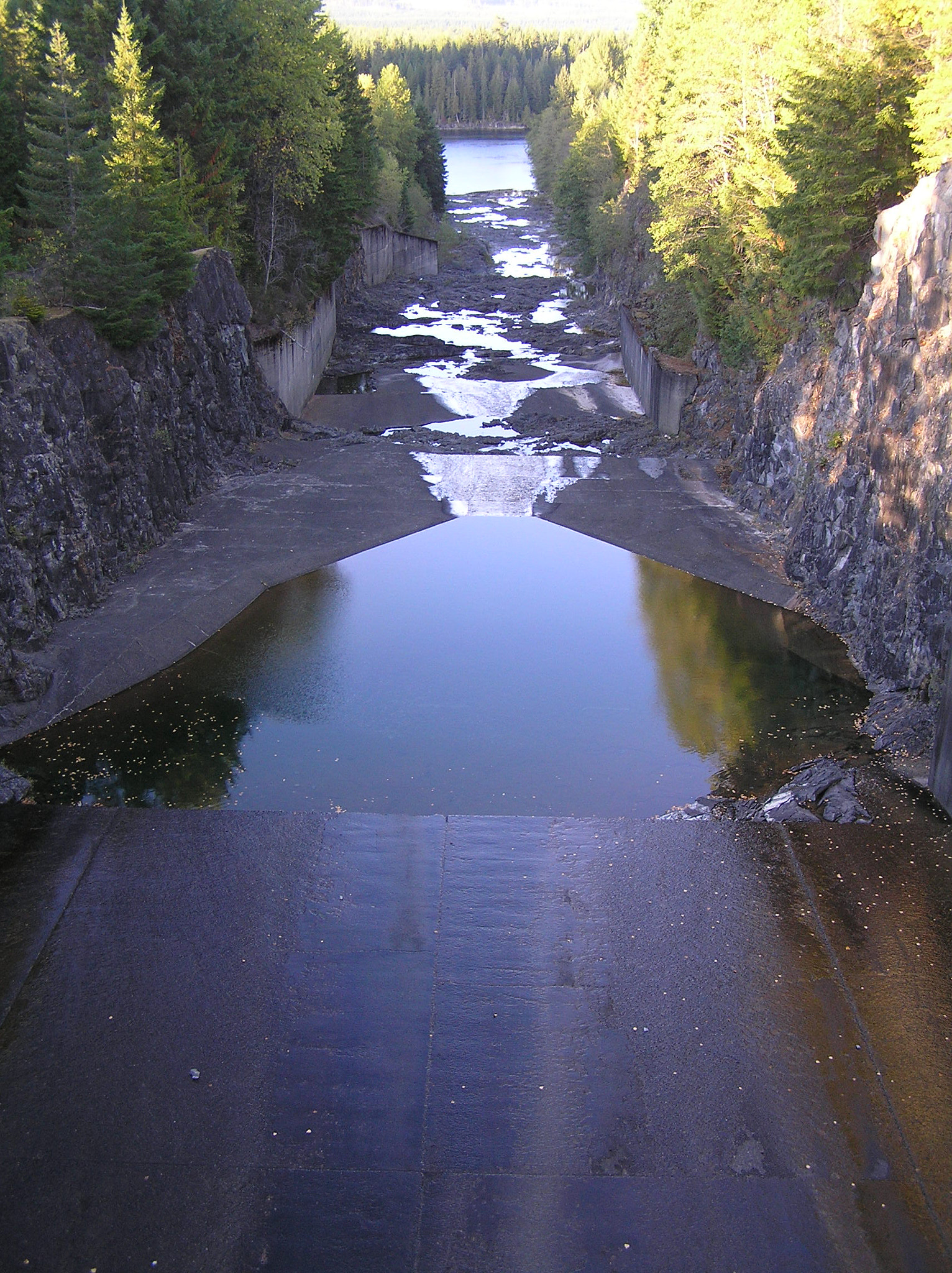 Olympus C770UZ sample photo. Spillway of strathcona dam photography