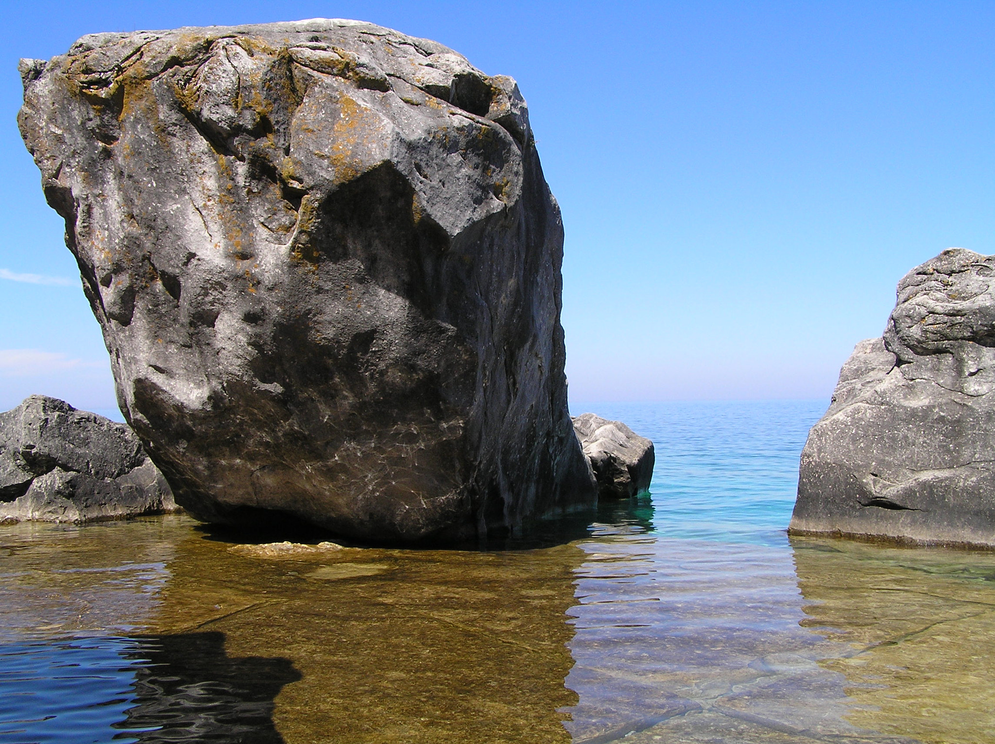 Olympus C770UZ sample photo. Boulder leaning over the flat submerged slab photography