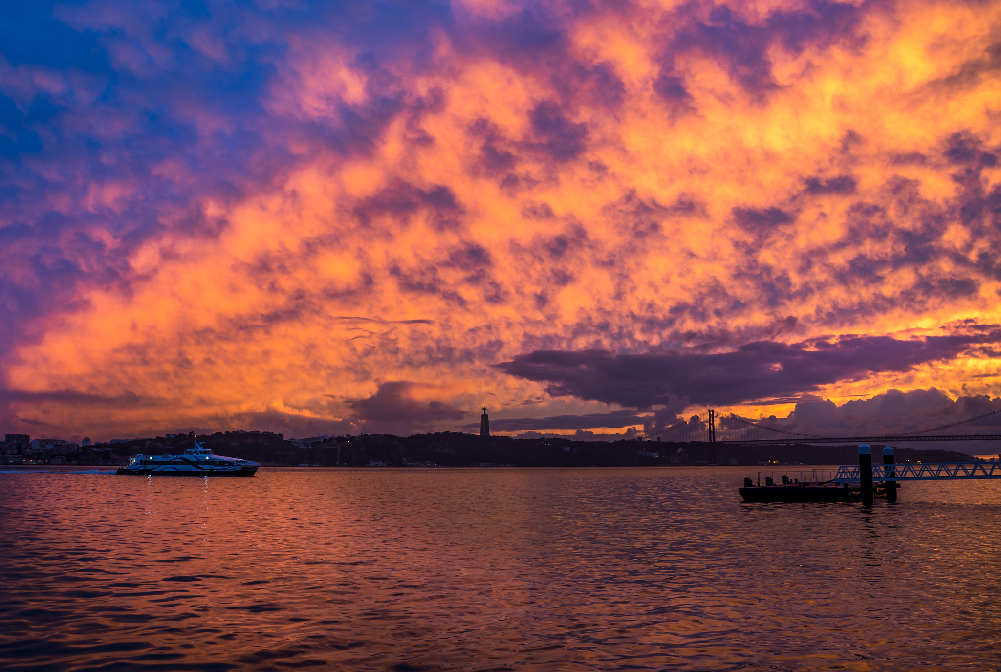 AF Zoom-Nikkor 28-105mm f/3.5-4.5D IF sample photo. Red sky photography