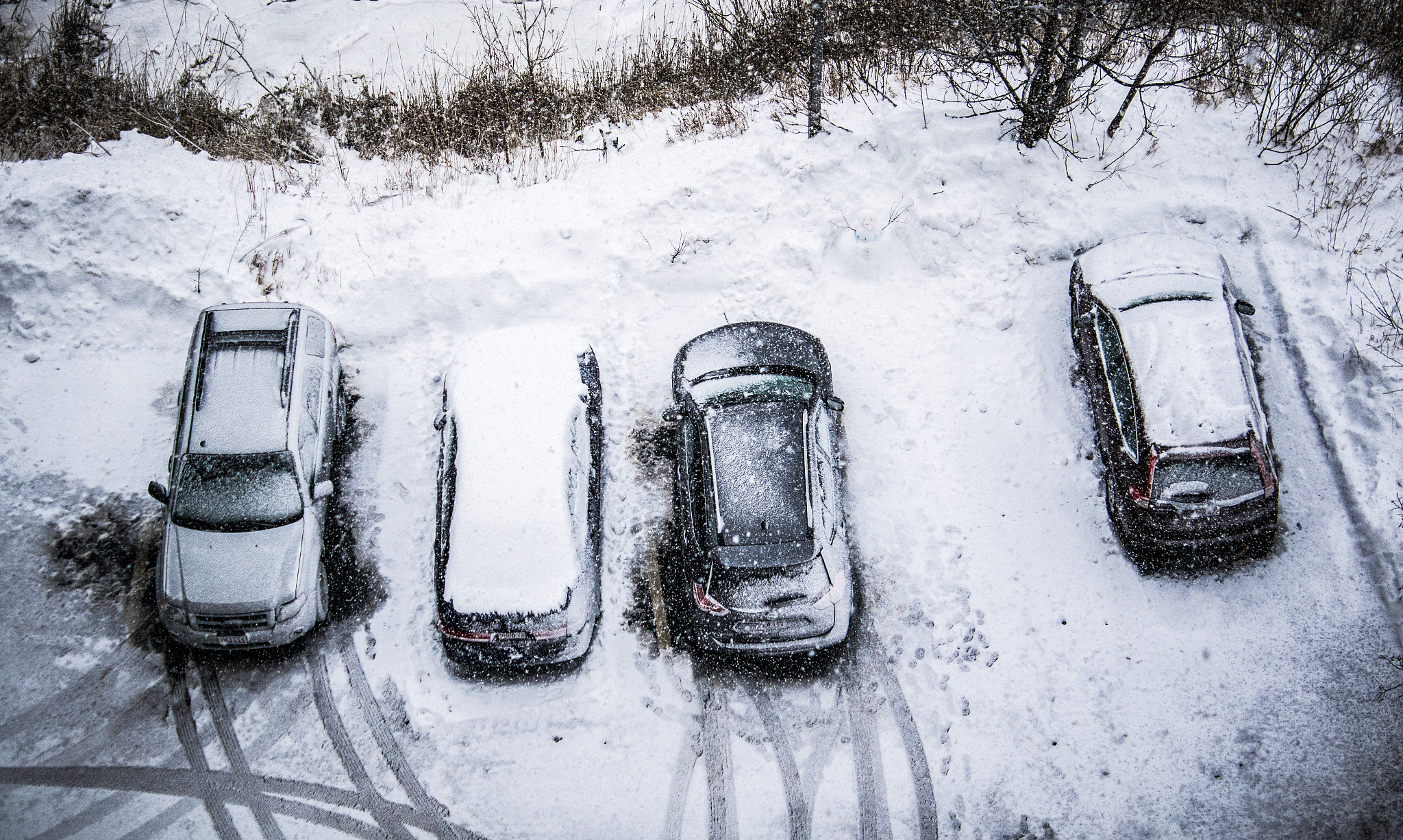 Canon EOS 7D Mark II + Canon EF-S 18-55mm F3.5-5.6 IS II sample photo. Winter parking. photography