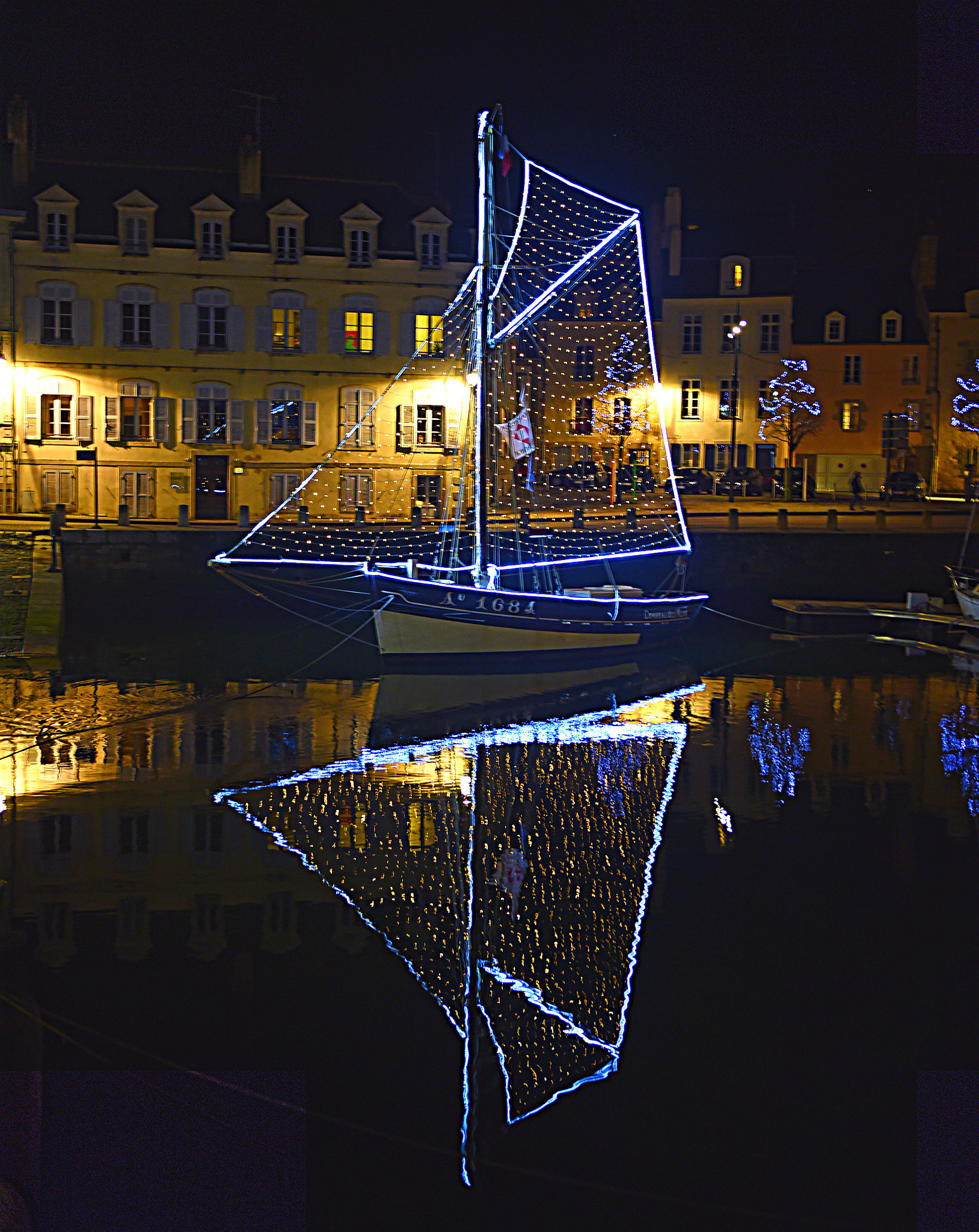 Nikon D4S sample photo. Mirror light photography