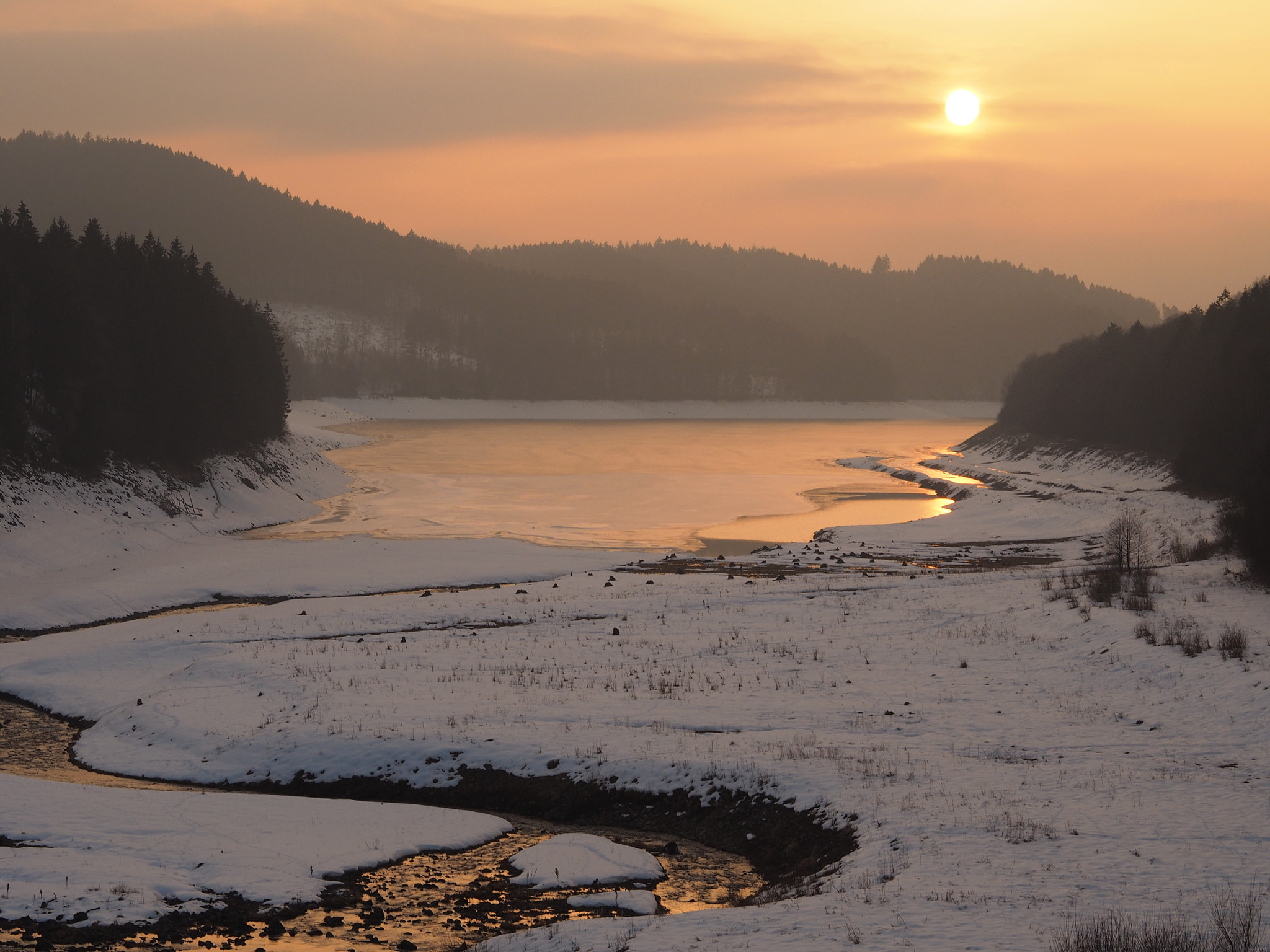Olympus OM-D E-M10 + Olympus M.Zuiko Digital 45mm F1.8 sample photo. Sunset over the lake photography