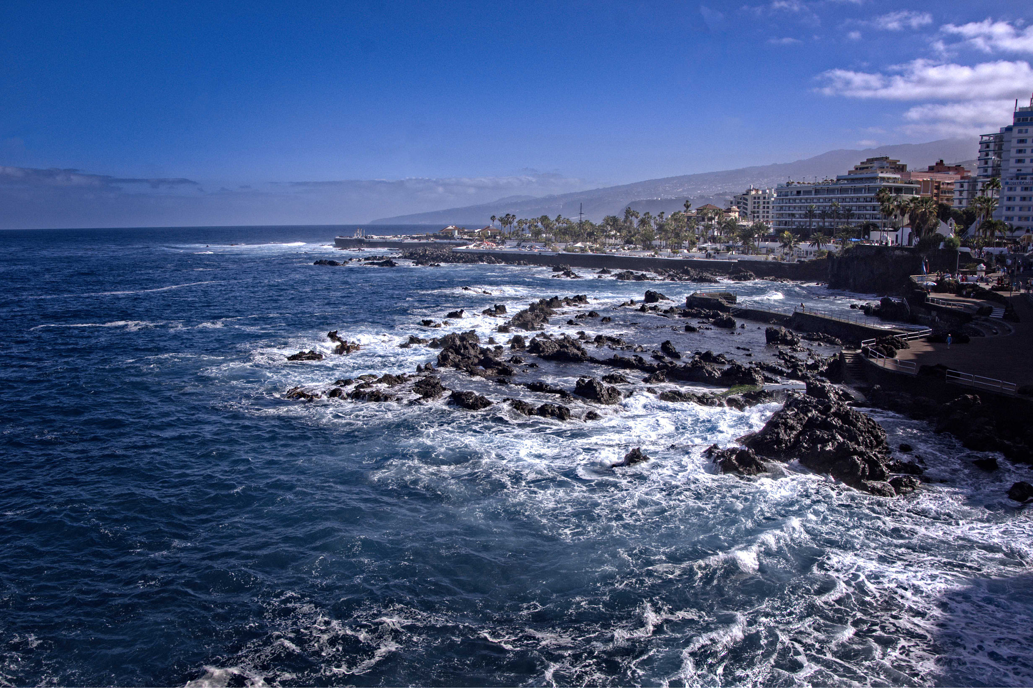 Sony SLT-A55 (SLT-A55V) + DT 18-270mm F3.5-6.3 sample photo. Puerto de la cruz 2 photography