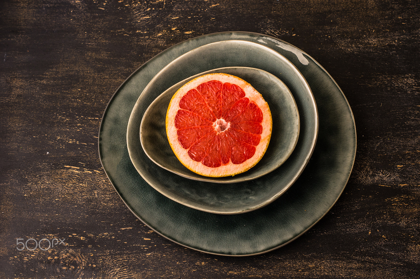 Sony SLT-A55 (SLT-A55V) + Sony DT 50mm F1.8 SAM sample photo. Grapefruit slice on rustic plates photography