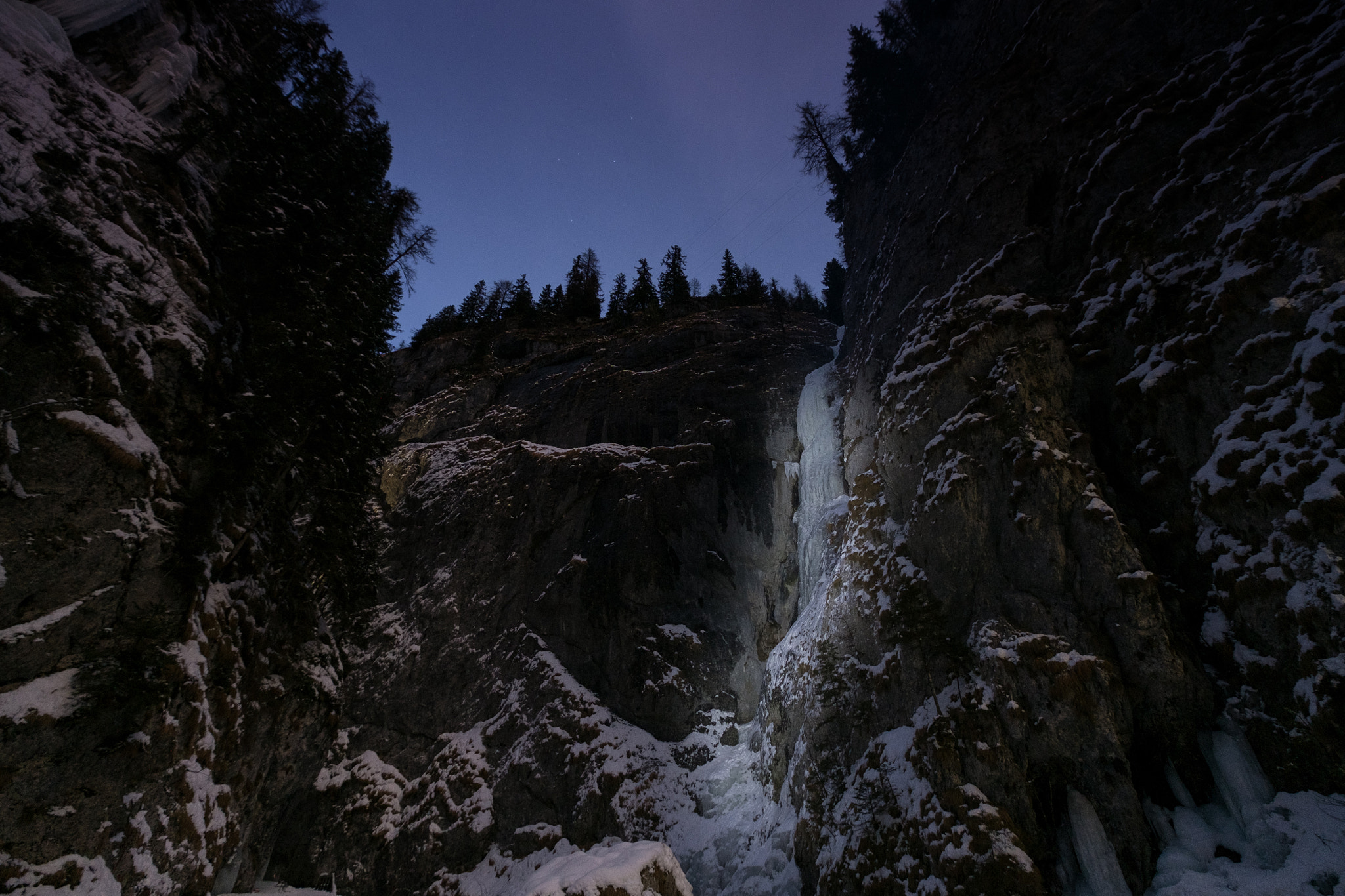 Fujifilm XF 10-24mm F4 R OIS sample photo. Serrai di sottoguda for some ice-climbing photography