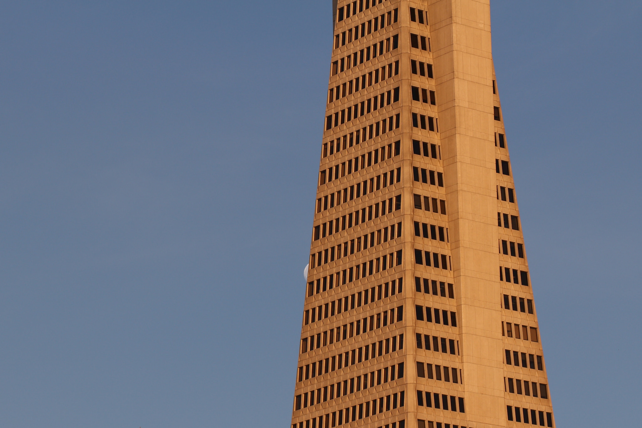 Canon EOS 100D (EOS Rebel SL1 / EOS Kiss X7) + Canon EF 85mm F1.8 USM sample photo. Moon behind transamerica pyramid photography