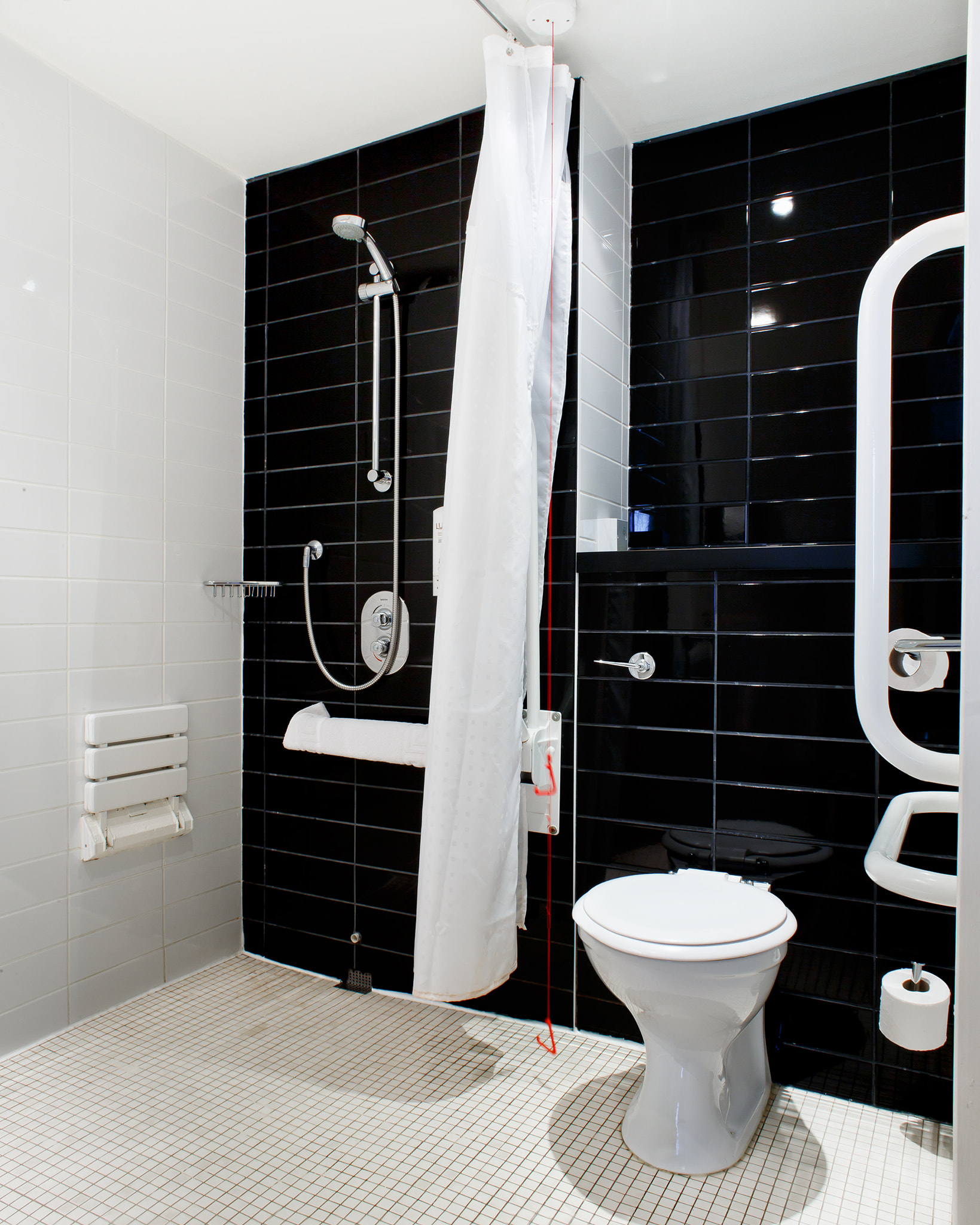 Canon EOS 6D + Canon EF 28mm F1.8 USM sample photo. Holiday inn - disabled bathroom photography