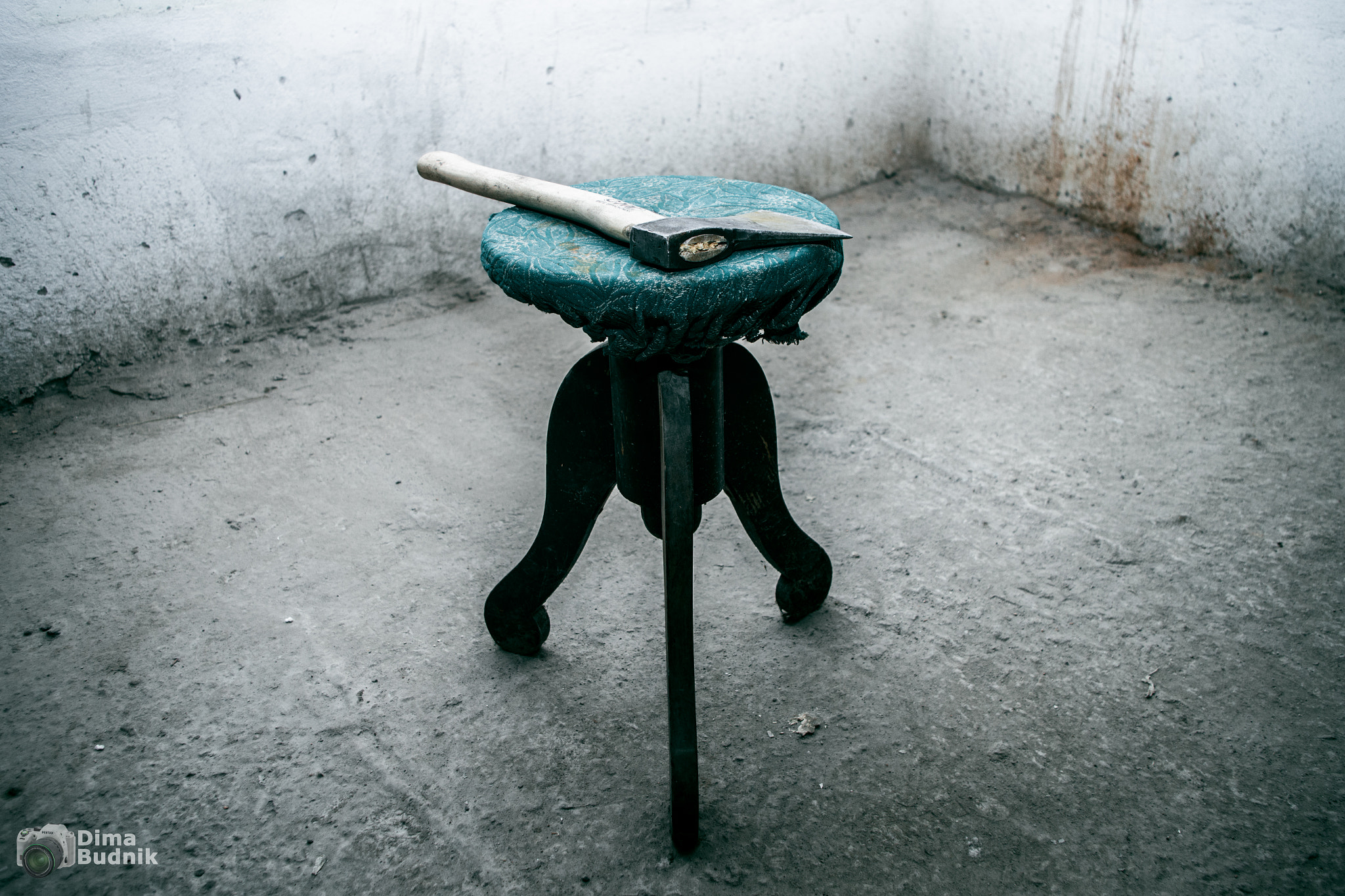 Pentax smc DA 18-55mm F3.5-5.6 AL WR sample photo. Axe on a chair photography