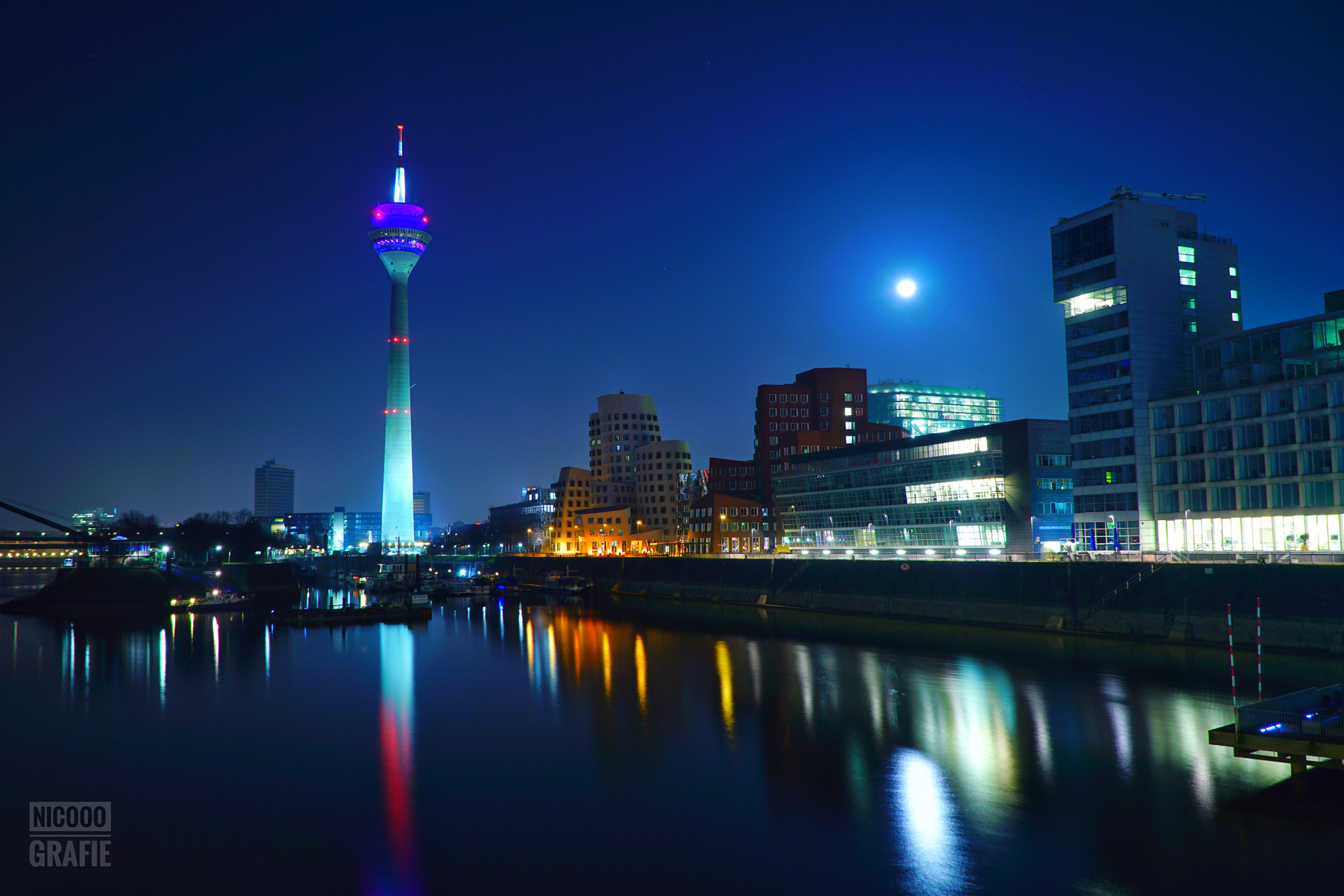 Sony a6300 sample photo. Düsseldorf medienhafen photography