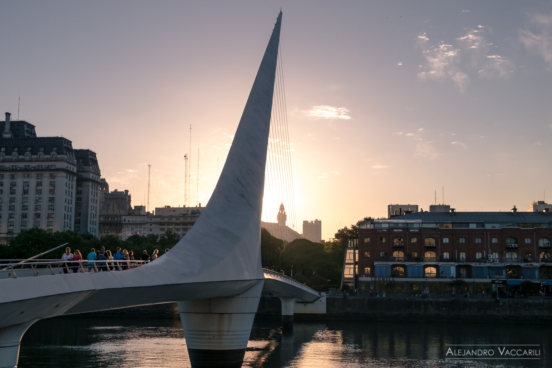 Fujifilm X-E2S + Fujifilm XF 18-55mm F2.8-4 R LM OIS sample photo. Puente de la mujer photography