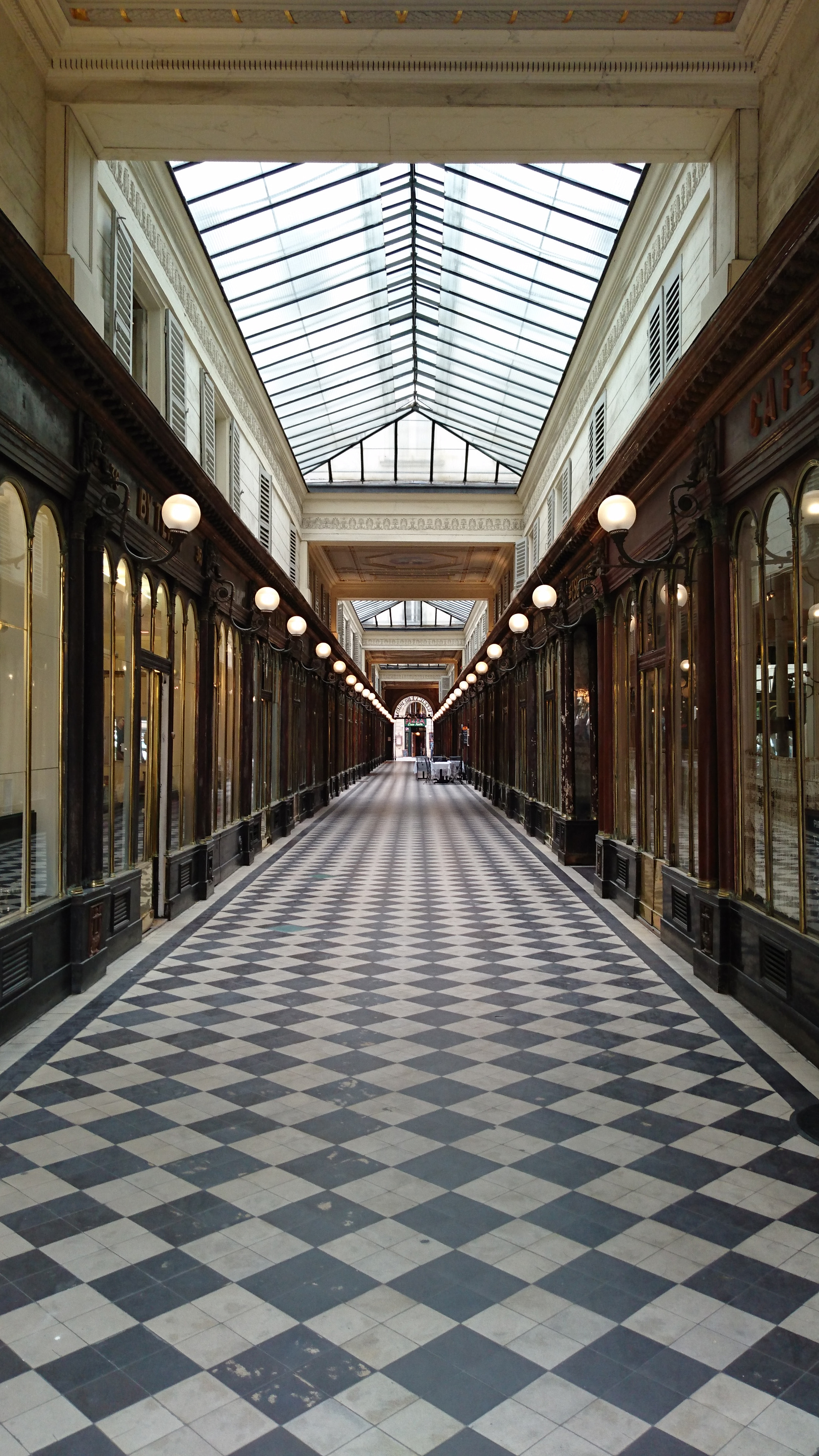 Sony Xperia Z3+ sample photo. The almost never ending hall photography