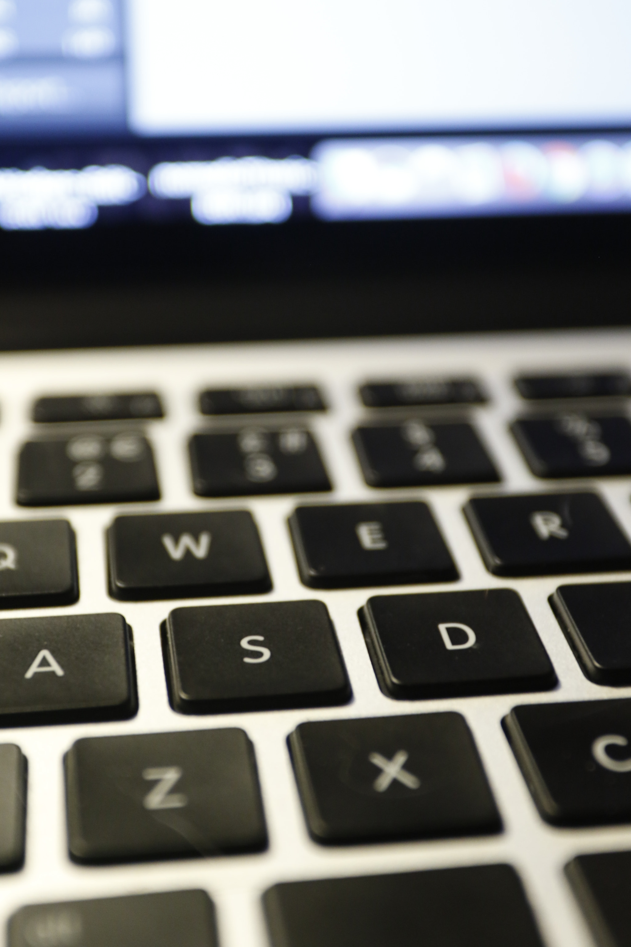 Canon EF 17-40mm F4L USM sample photo. Keyboard photography