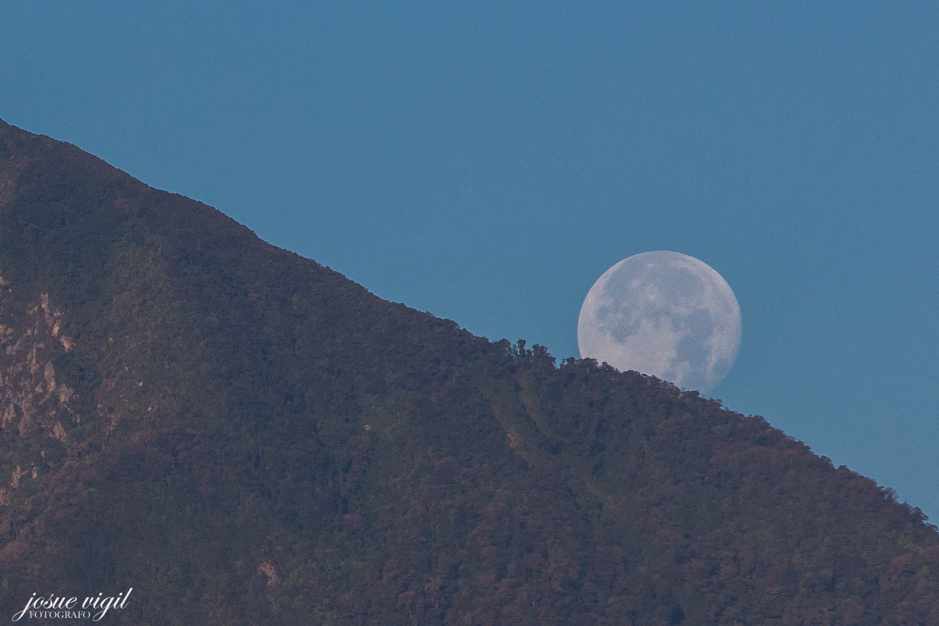 Canon EF 70-200mm F2.8L IS USM sample photo. Moon photography