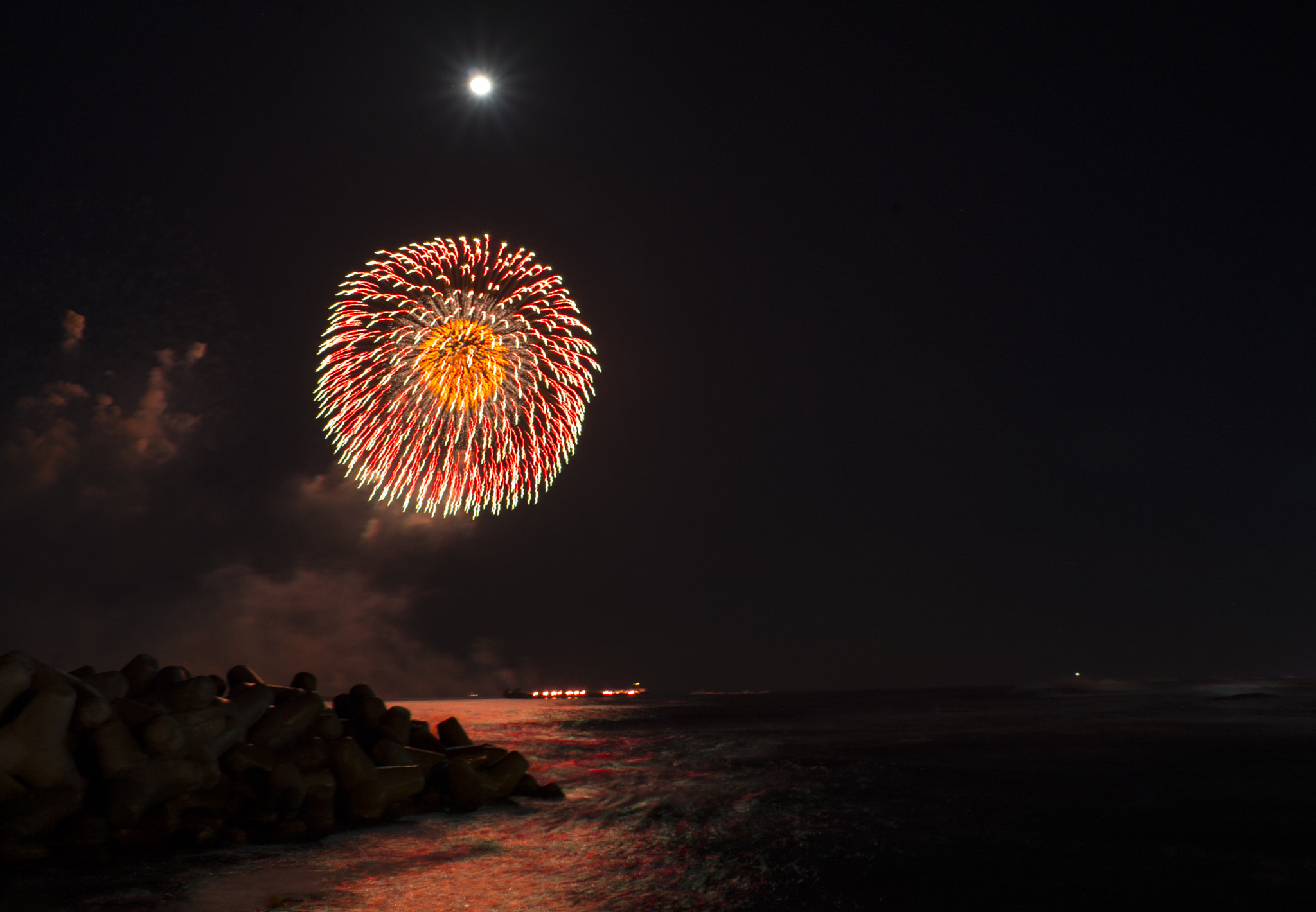 Nikon D4 + Nikon AF Nikkor 24mm F2.8D sample photo. World fireworks festival photography