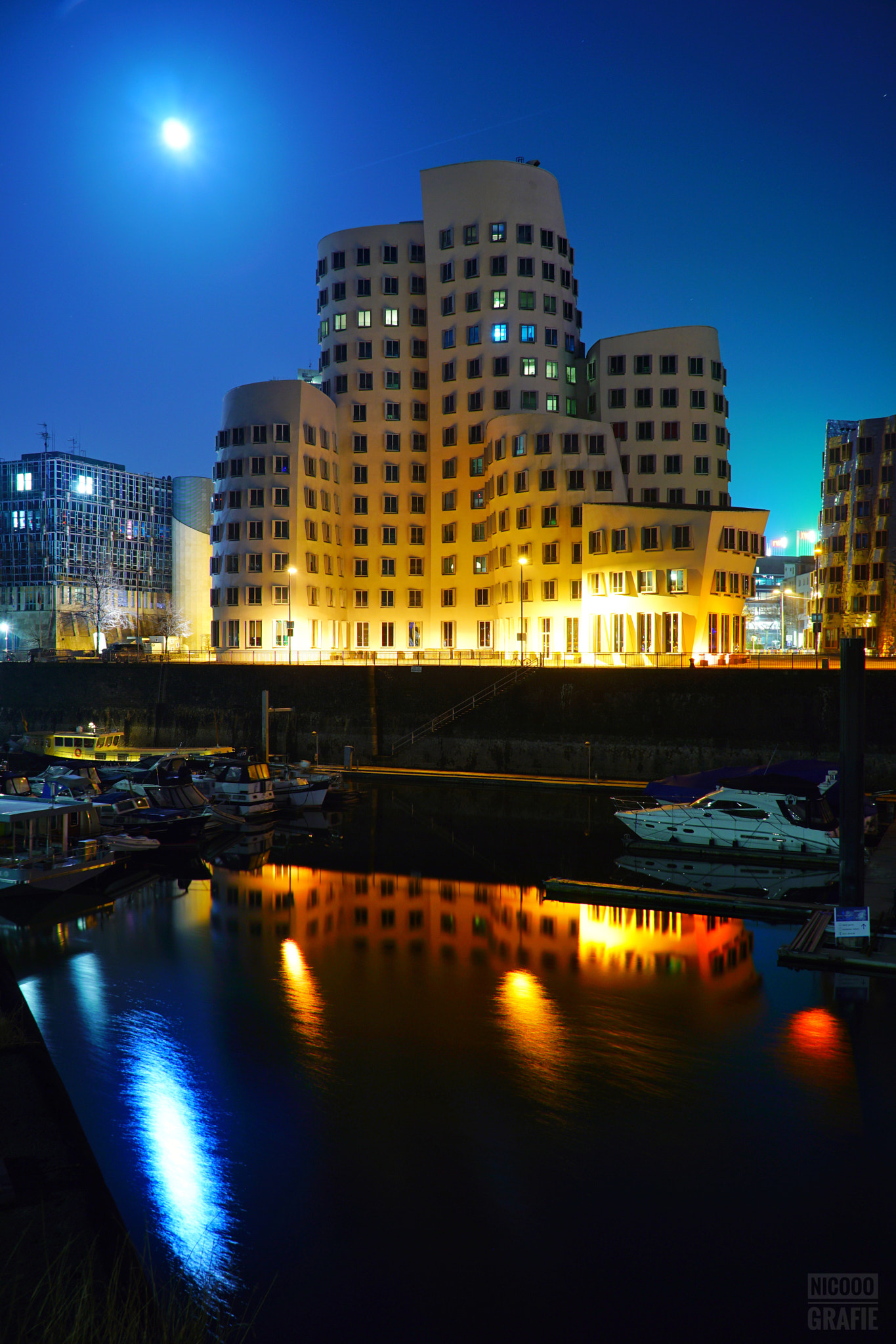 Sony E PZ 18-105mm F4 G OSS sample photo. Düsseldorf medienhafen 4 photography