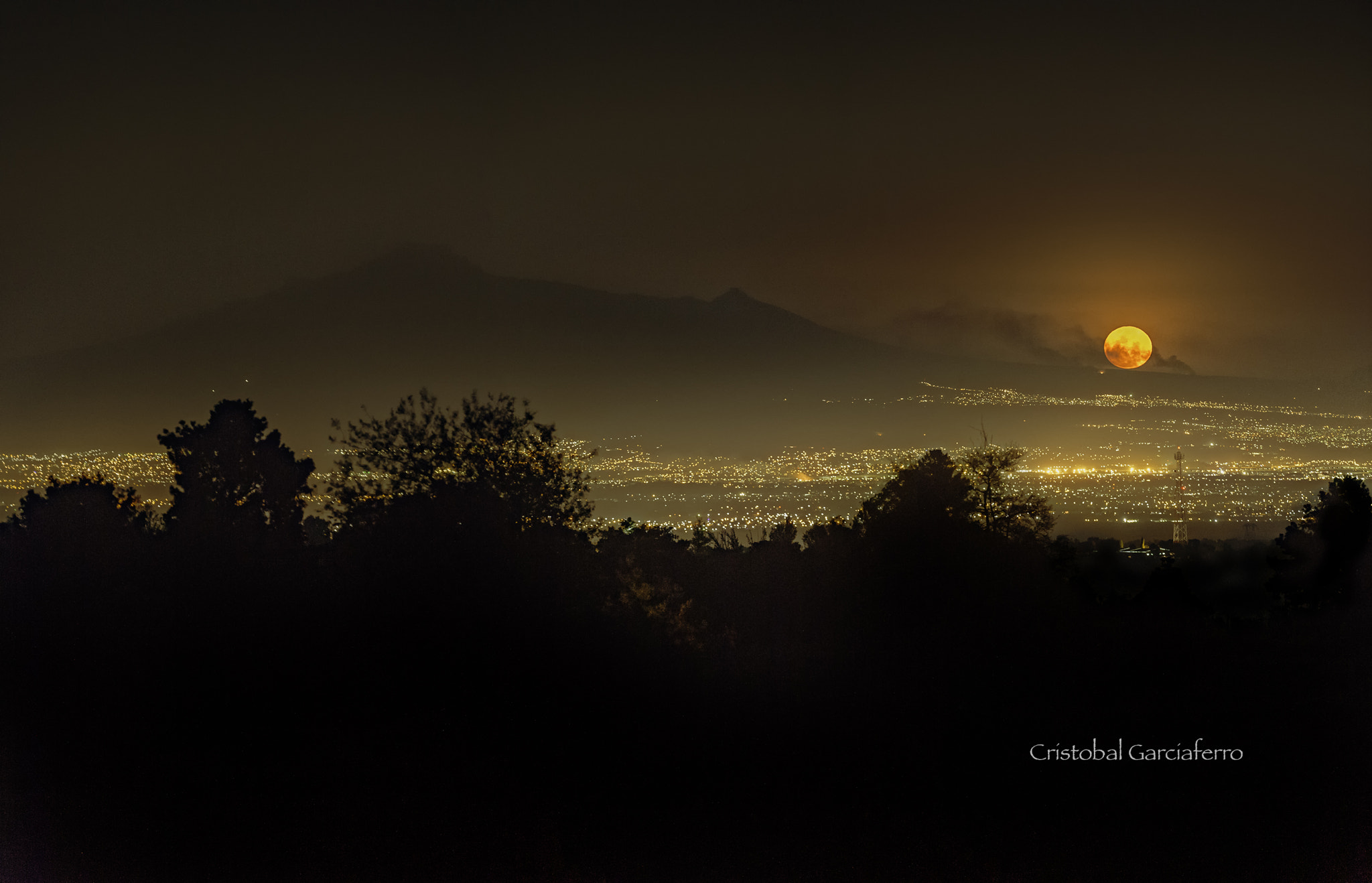 Nikon D4 sample photo. La malinche mountain and full moon! photography