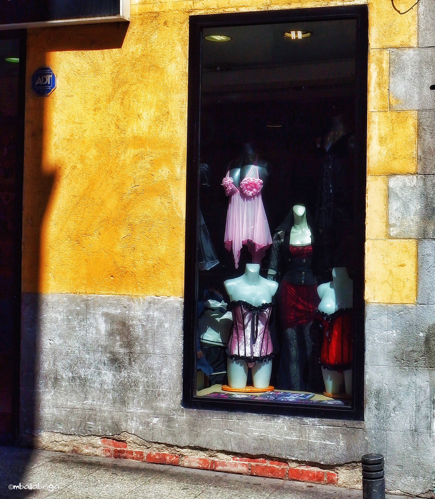 Olympus Stylus XZ-10 sample photo. Windows shop photography