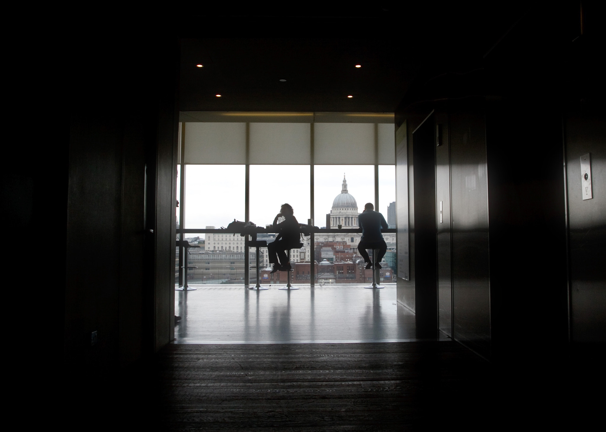 Canon EOS 50D + Canon EF 17-40mm F4L USM sample photo. Sitting people and tate modern photography
